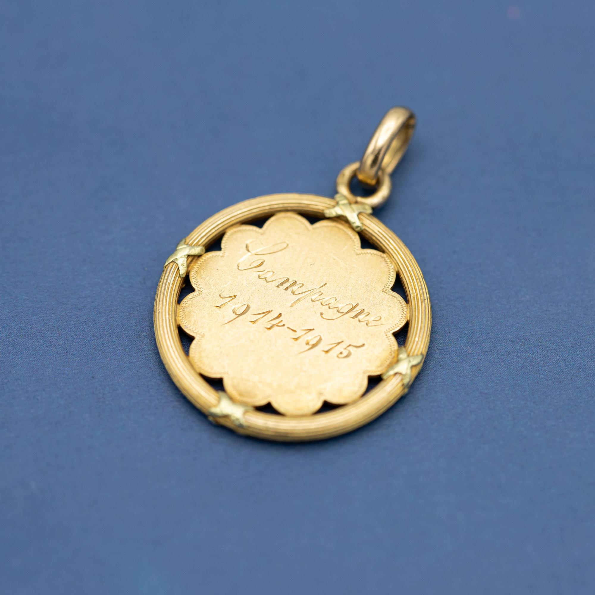French 18K solid gold pendant - Campagne war charm - Lily - Antique, Art Nouveau For Sale 3