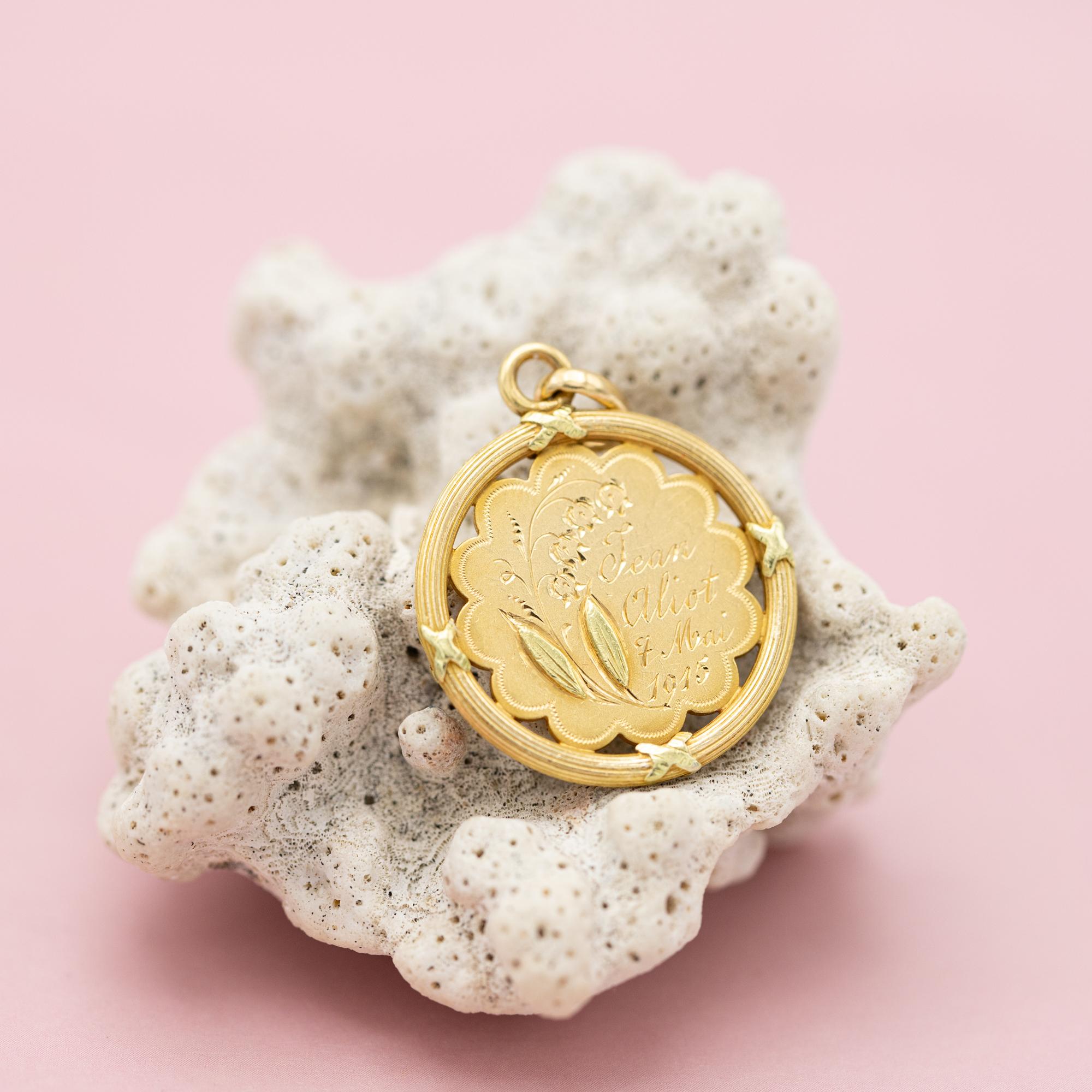 French 18K solid gold pendant - Campagne war charm - Lily - Antique, Art Nouveau For Sale 4