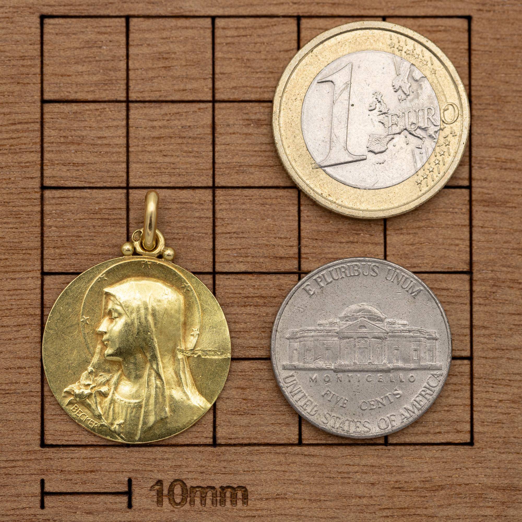 French 18K solid gold pendant - Virgin Mary charm - Lily - Catholic medallion In Good Condition In Antwerp, BE