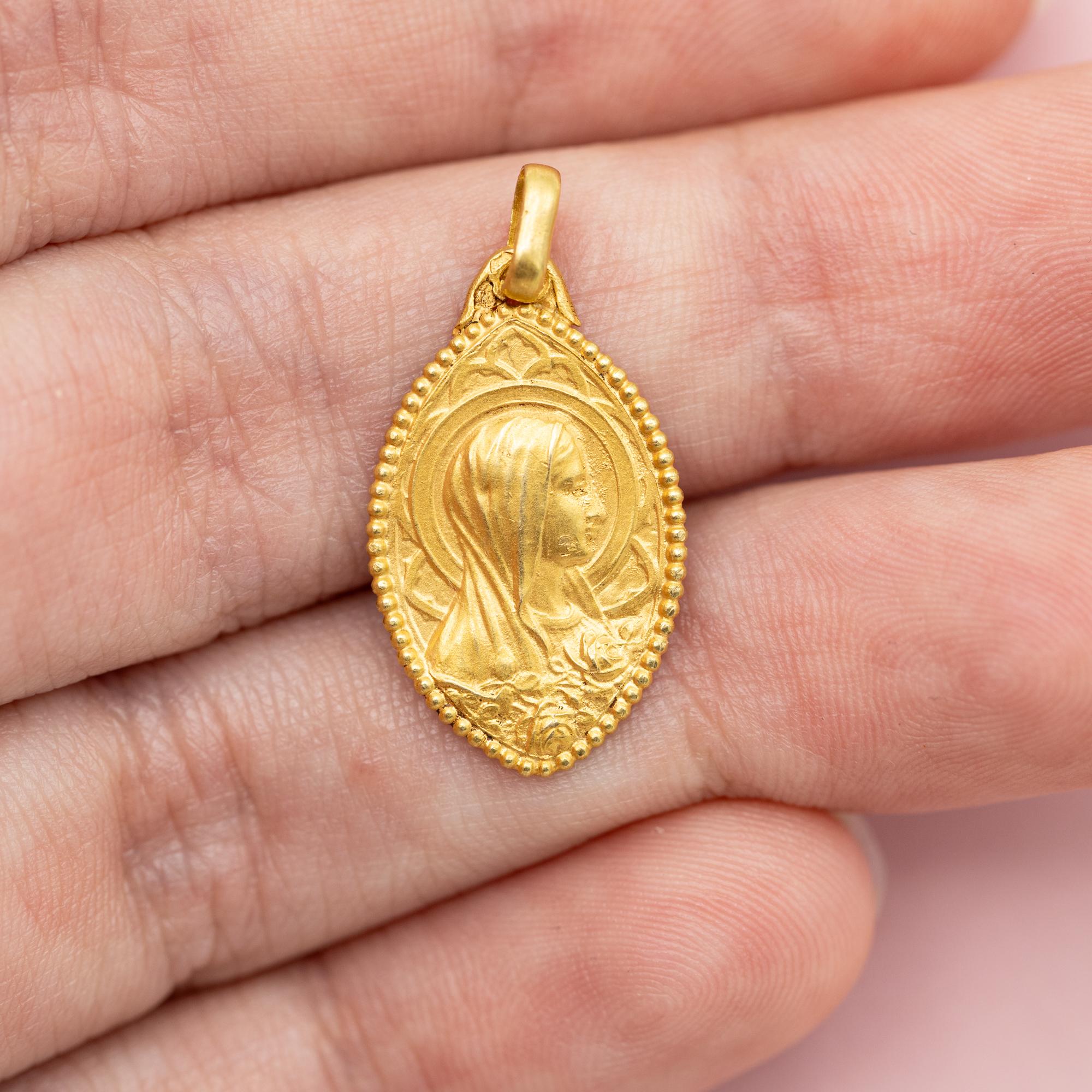 French 18K solid yellow gold Virgin Mary charm - Floral 1930's pendant - Vintage In Good Condition In Antwerp, BE