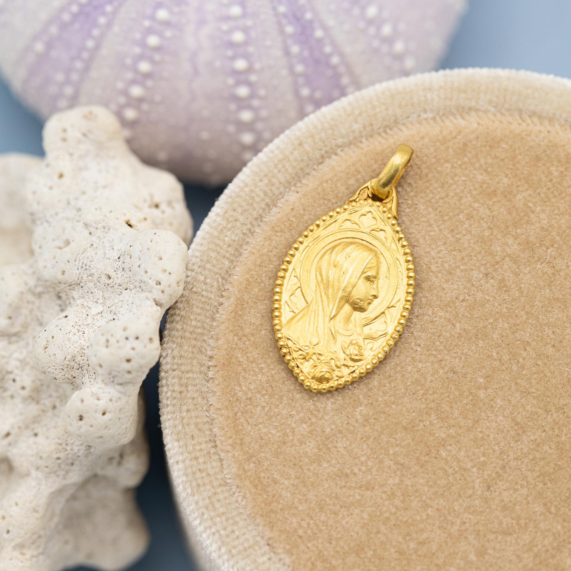 French 18K solid yellow gold Virgin Mary charm - Floral 1930's pendant - Vintage 4