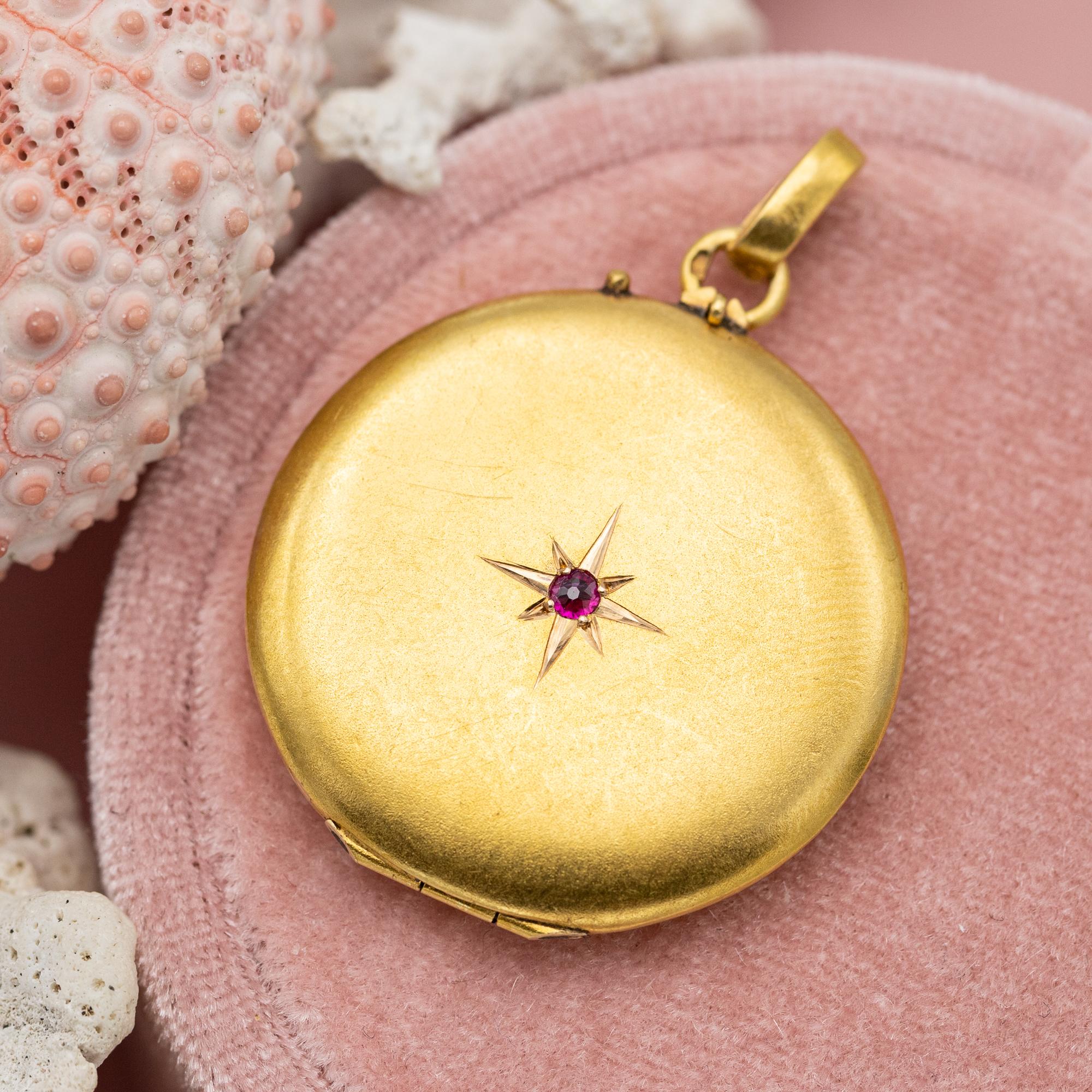 Se vende este maravilloso relicario victoriano de oro amarillo macizo de 18 quilates recubierto de una maravillosa estrella. La parte delantera está engastada con un pequeño pero hermoso rubí de corte europeo antiguo de color rojo rosáceo intenso.