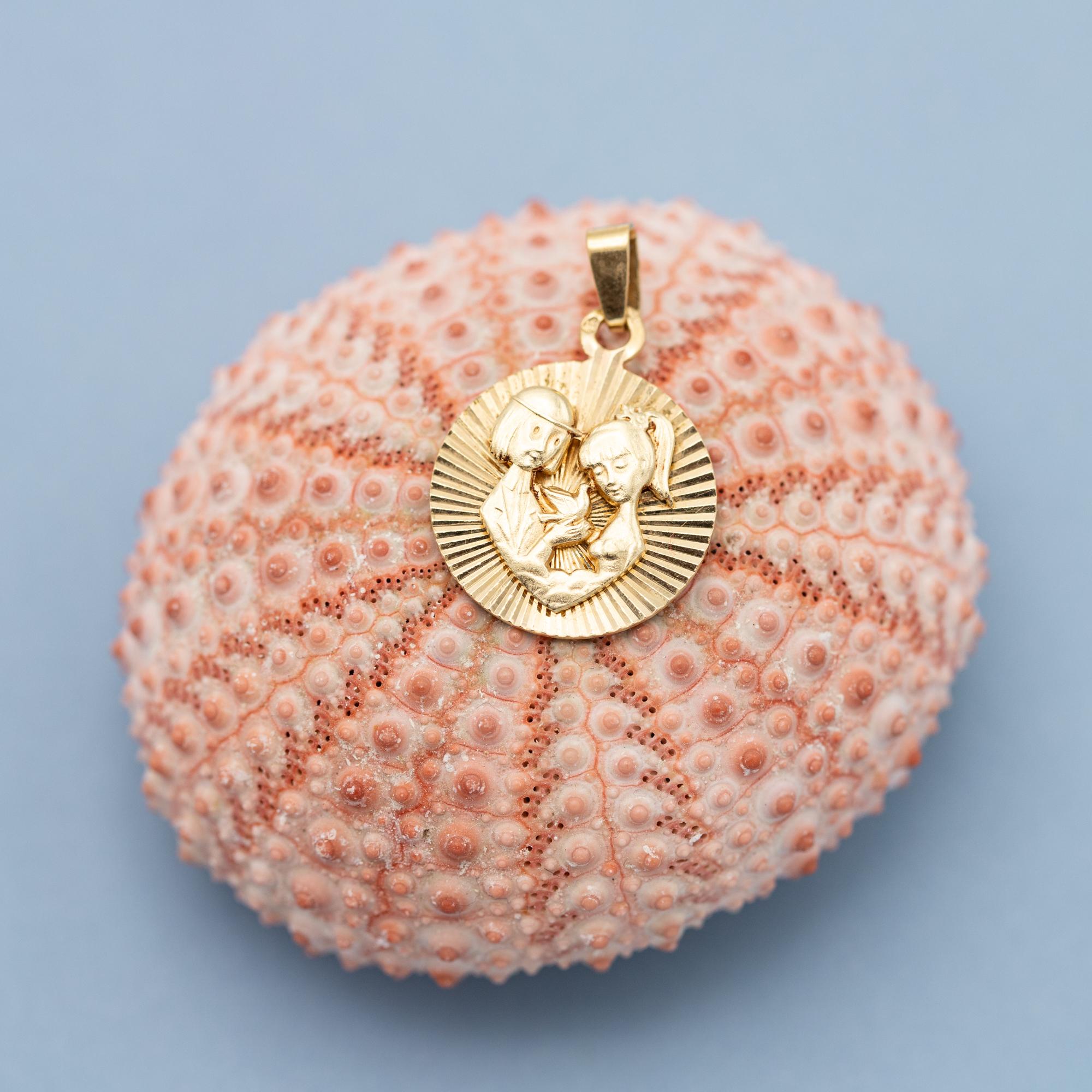 For sale is this romantic pendant crafted in 18 karat pinkish yellow gold. It features the two lovers drawn by the Parisian graphic designer Raymond Peynet. Les Amoureux was designed in 1942 and they become famous all around the world. This Estate