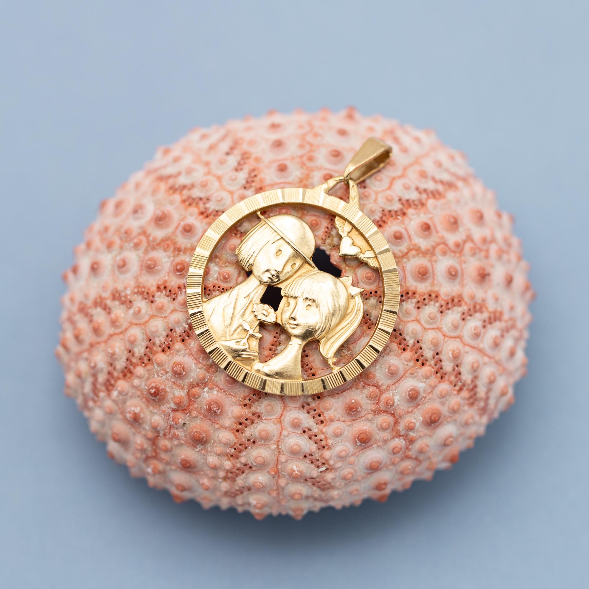 For sale is this romantic pendant crafted in 18 karat pinkish yellow gold. It features the two lovers drawn by the Parisian graphic designer Raymond Peynet. Les Amoureux was designed in 1942 and they become famous all around the world. This Estate
