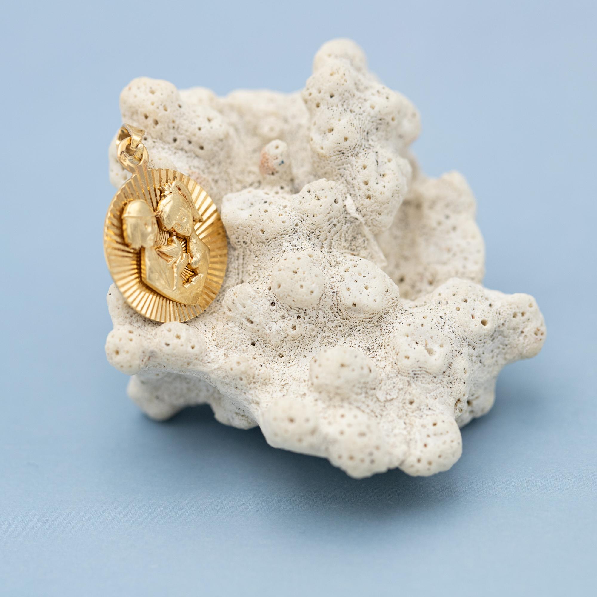 French 18K Vintage Les Amoureux de Peynet pendant - 18 karat solid gold love In Good Condition In Antwerp, BE