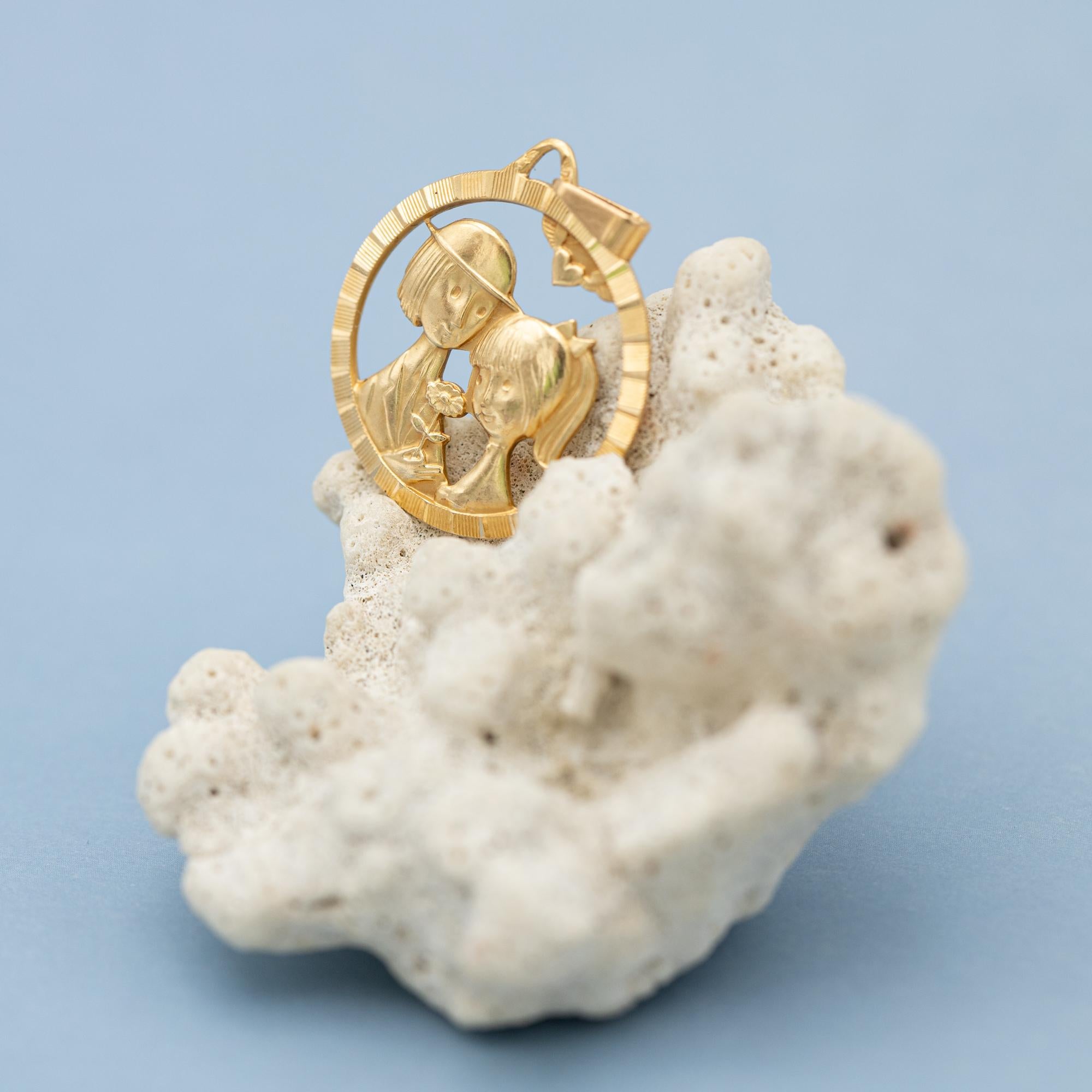 French 18K Vintage Les Amoureux de Peynet pendant - 18 karat solid gold love In Good Condition In Antwerp, BE