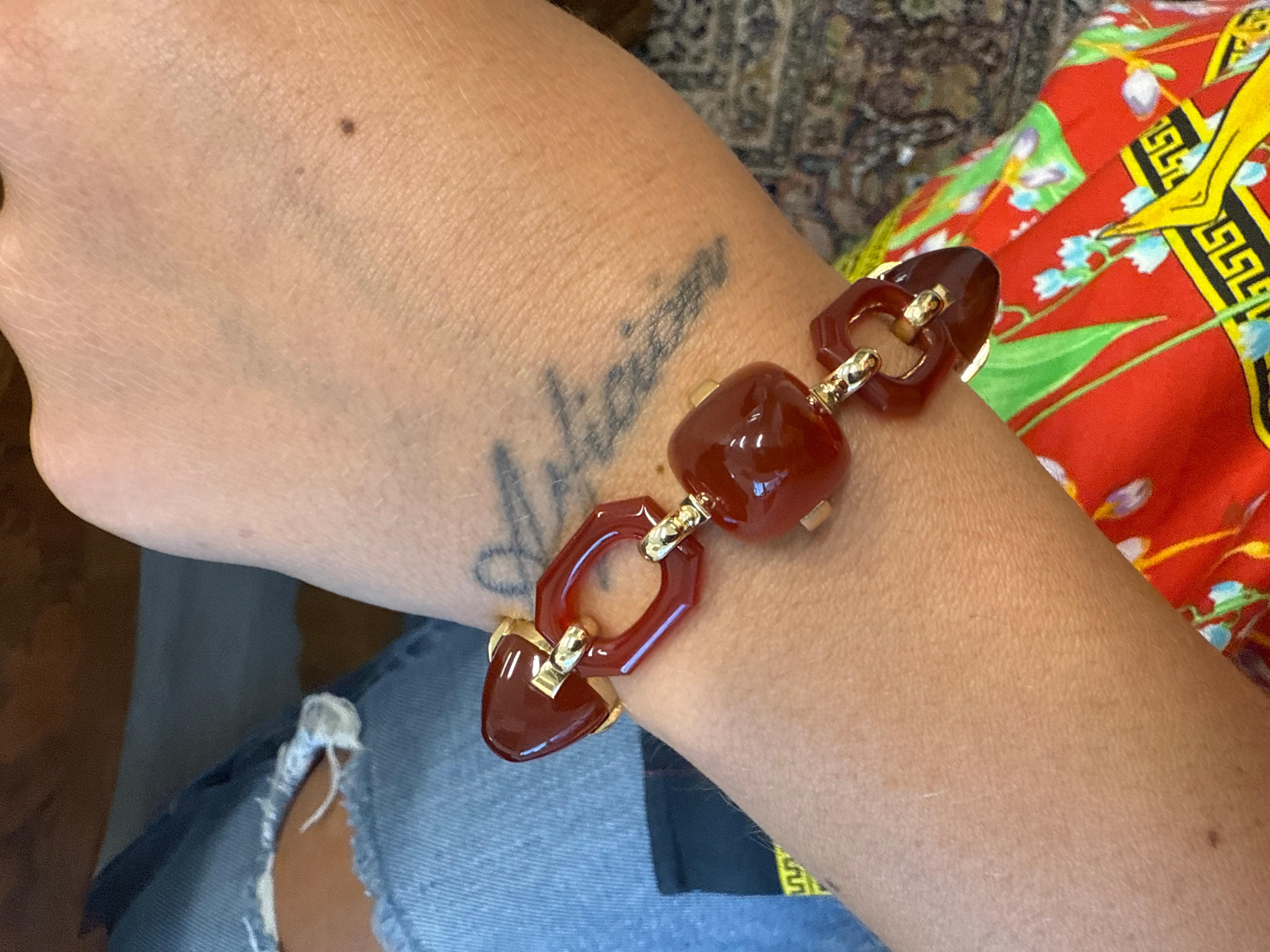 Taille cabochon « sugarloaf » Bracelet à maillons en or jaune 18k et cornaline Art Déco 1930s en vente