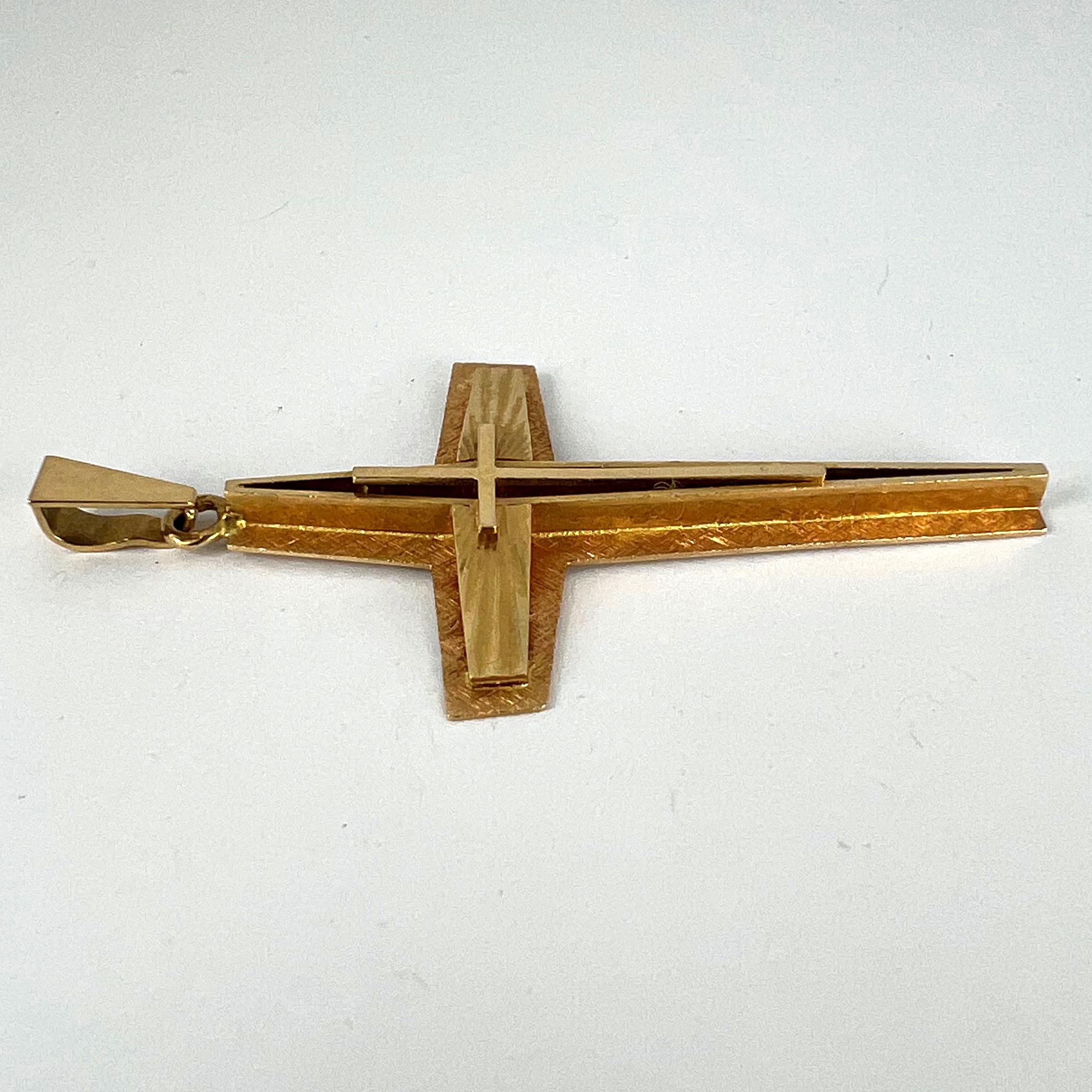 Pendentif croix français en or jaune 18 carats en vente 10