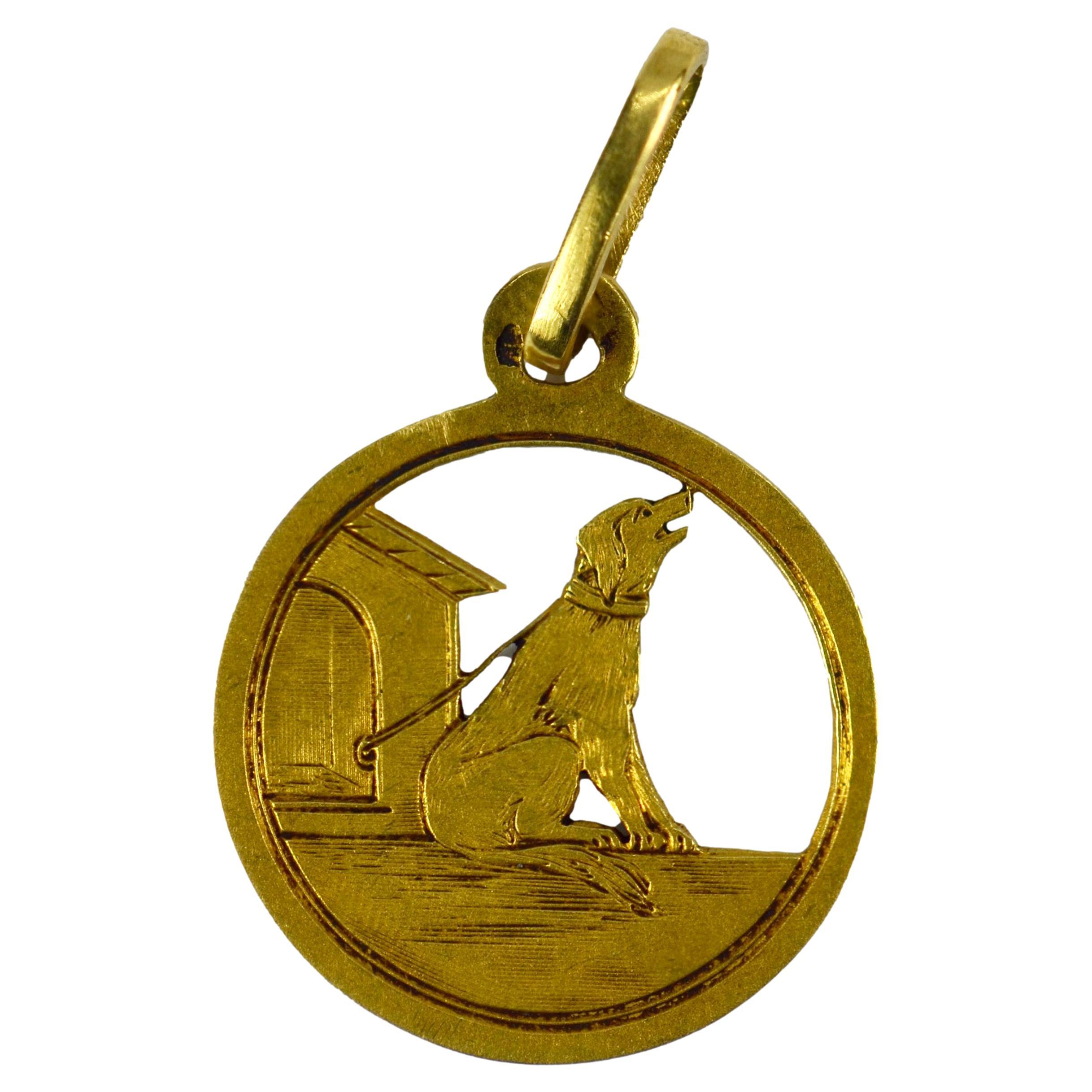 Pendentif breloque français en or jaune 18 carats (18K) conçu comme un disque percé représentant un chien à l'extérieur de sa niche. Estampillé de la tête d'aigle pour la fabrication française et en or 18 carats avec une marque de fabricant