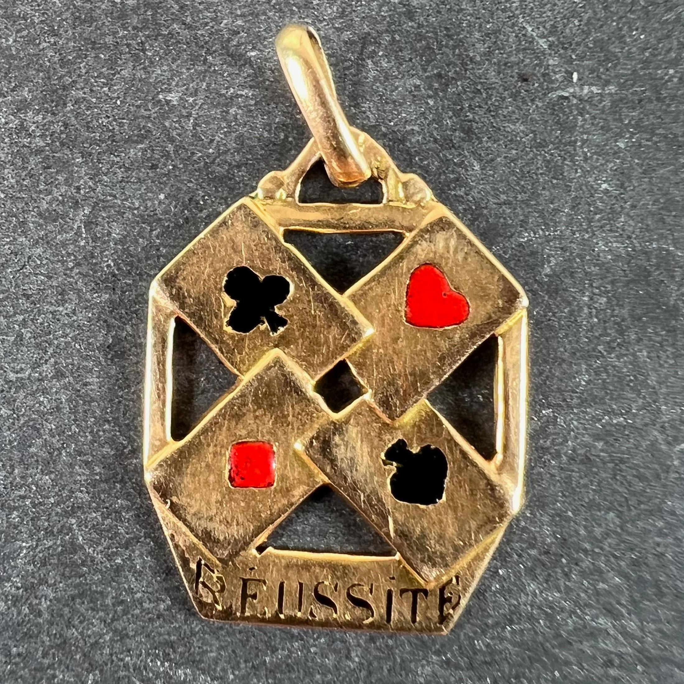Colgante francés de oro amarillo de 18 quilates (18K) con un amuleto de la suerte de las cartas de juego, diseñado como un conjunto de cuatro ases, con la palabra 
