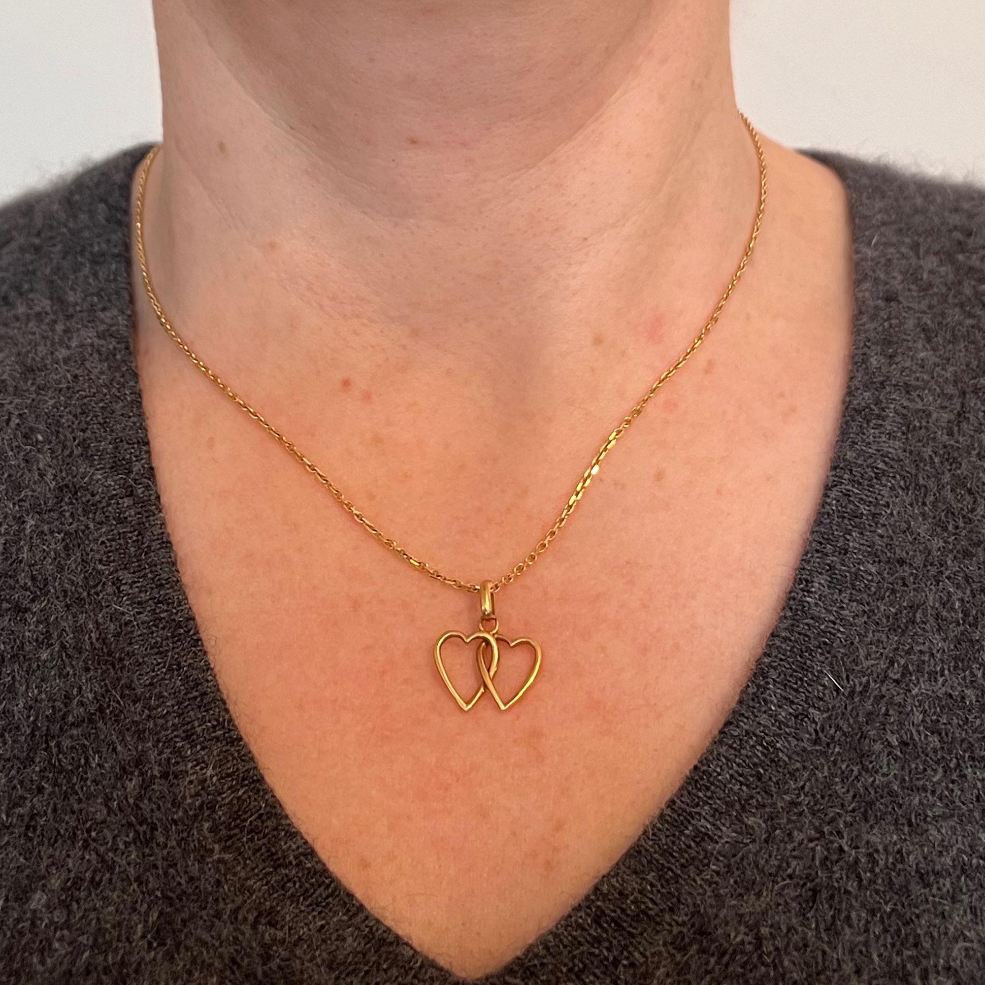 French 18k Yellow Gold Entwined Love Hearts Charm Pendant In Good Condition For Sale In London, GB