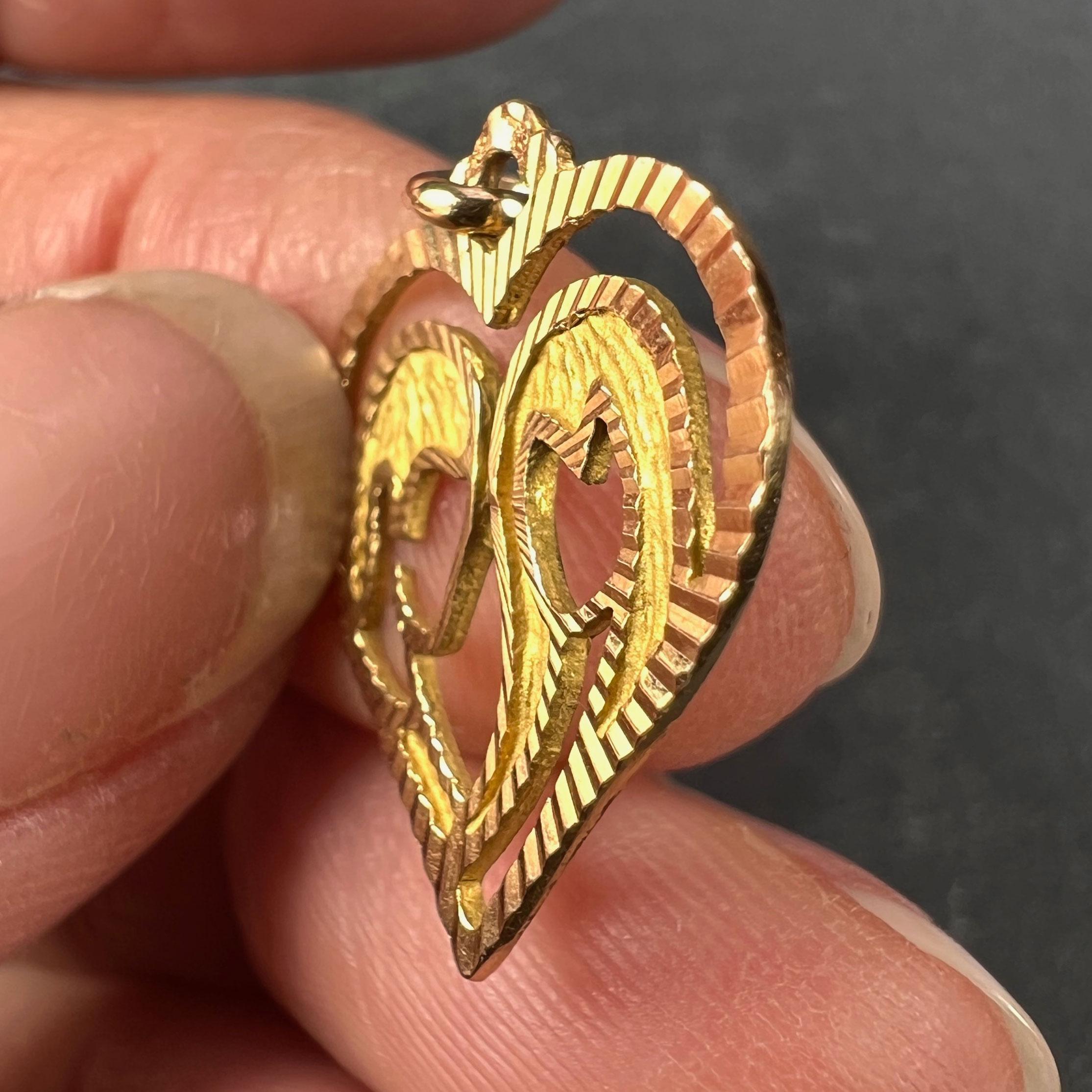 French 18k Yellow Gold Lovers Love Heart Charm Pendant In Good Condition For Sale In London, GB