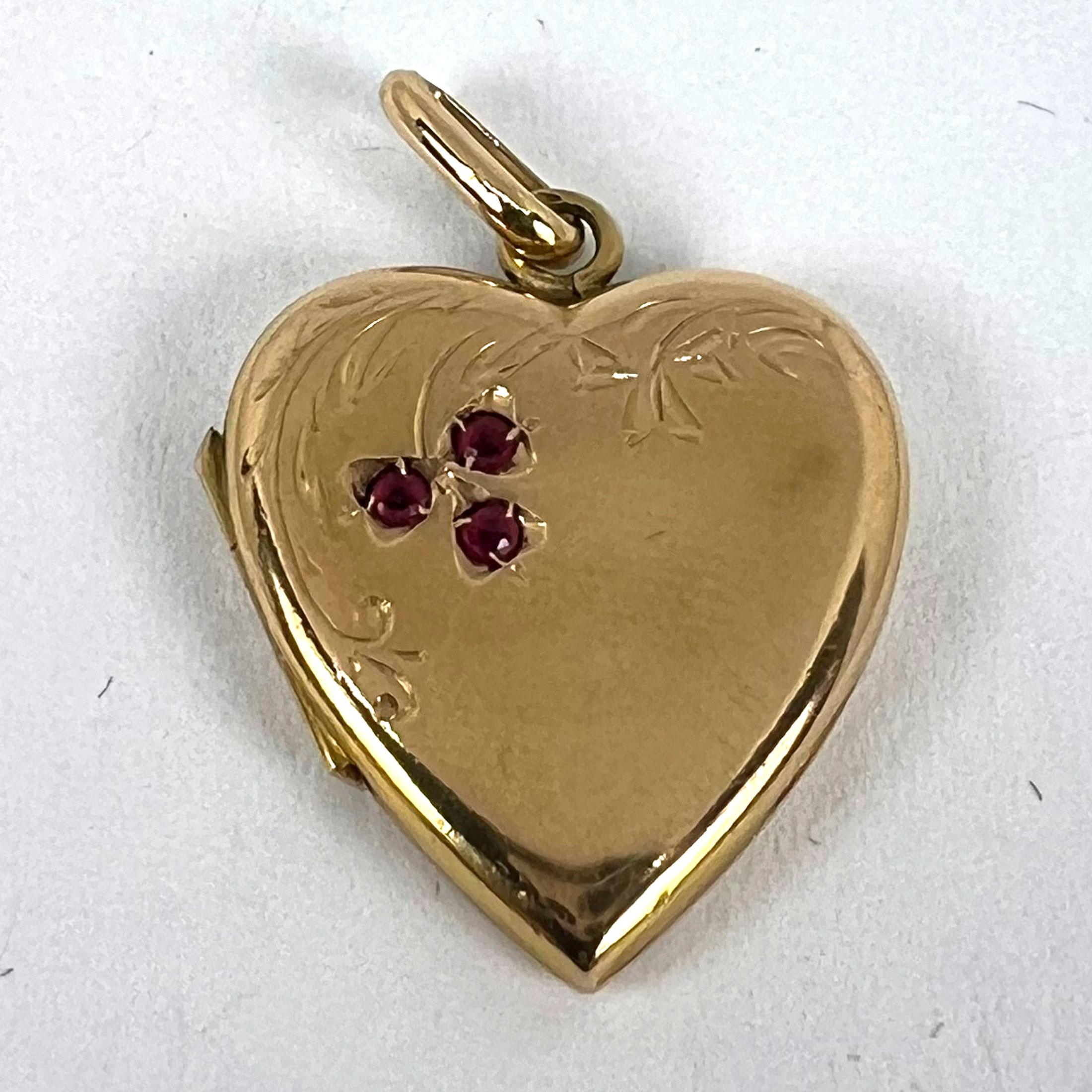 French 18K Yellow Gold Red Ruby Heart Locket Flower Charm Pendant in vendita 8