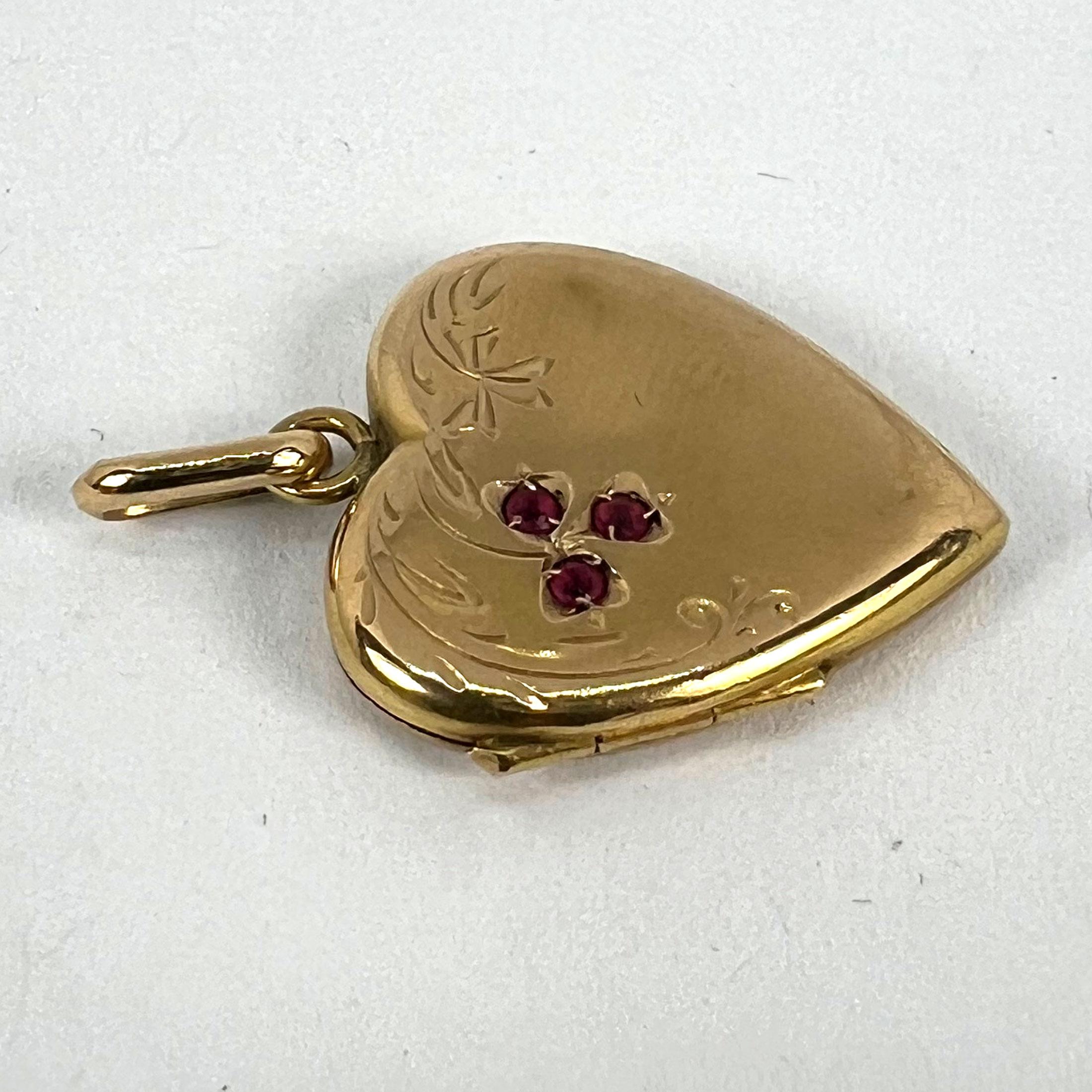 French 18K Yellow Gold Red Ruby Heart Locket Flower Charm Pendant in vendita 10