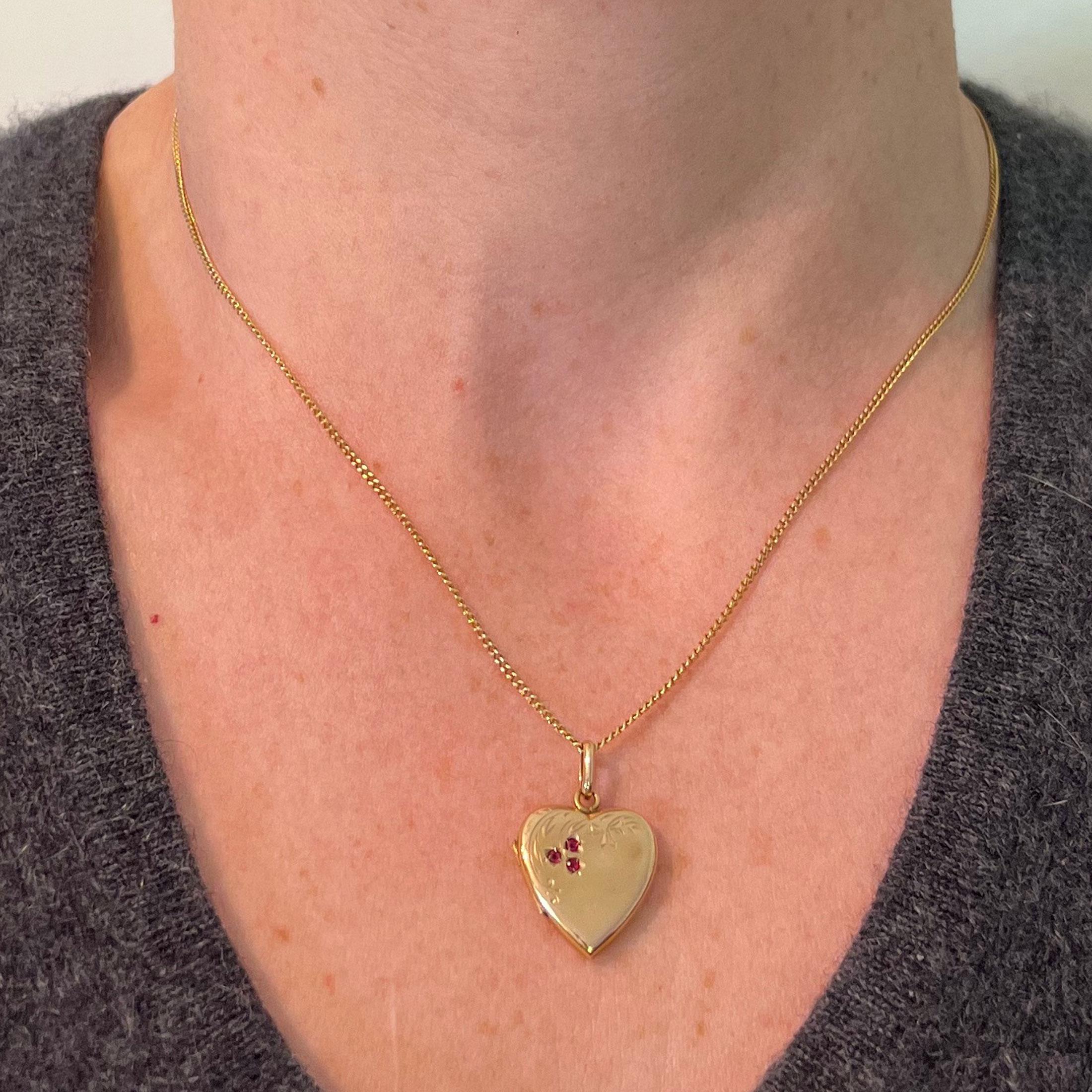 French 18K Yellow Gold Red Ruby Heart Locket Flower Charm Pendant In condizioni buone in vendita a London, GB