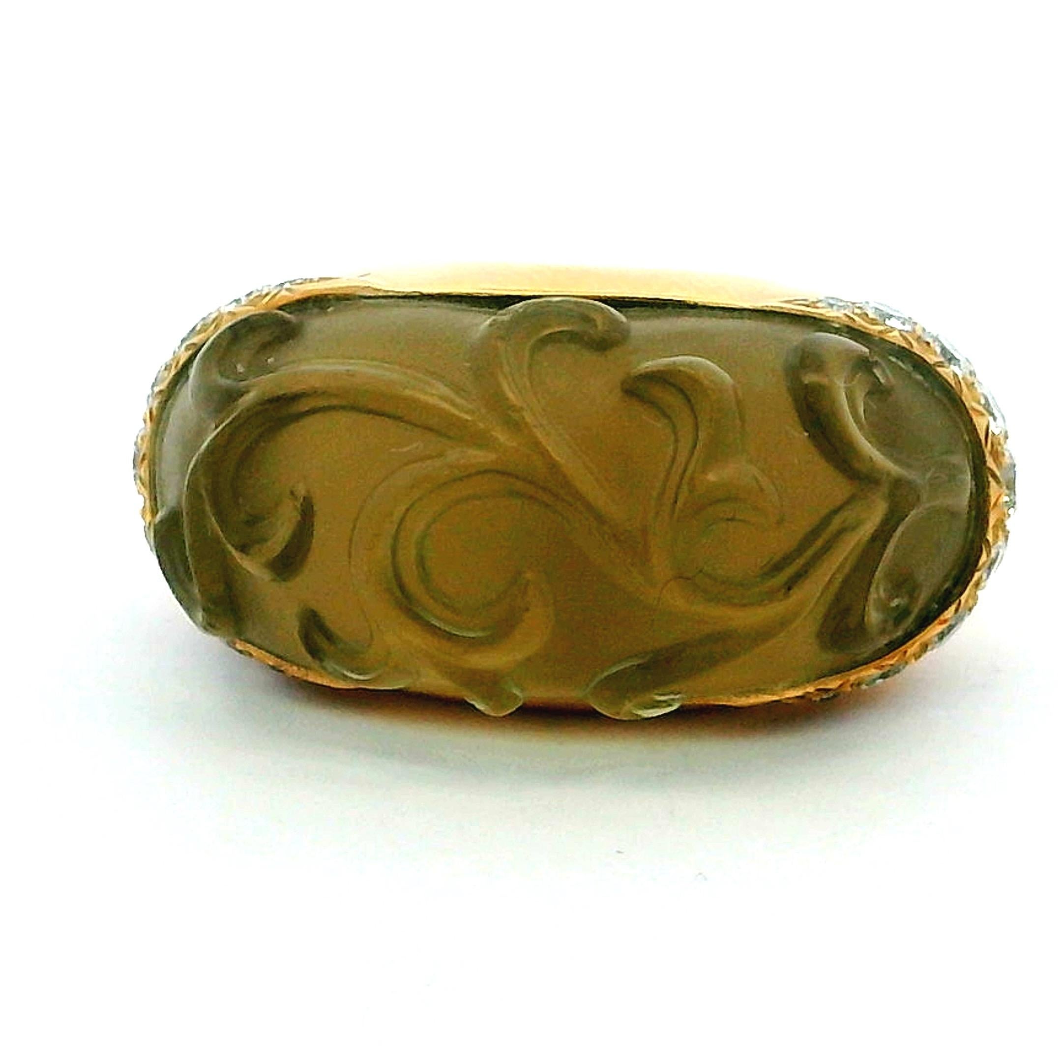 Bague française en or jaune 18K avec péridot sculpté et diamants pavés, taille 6.5 en vente 2