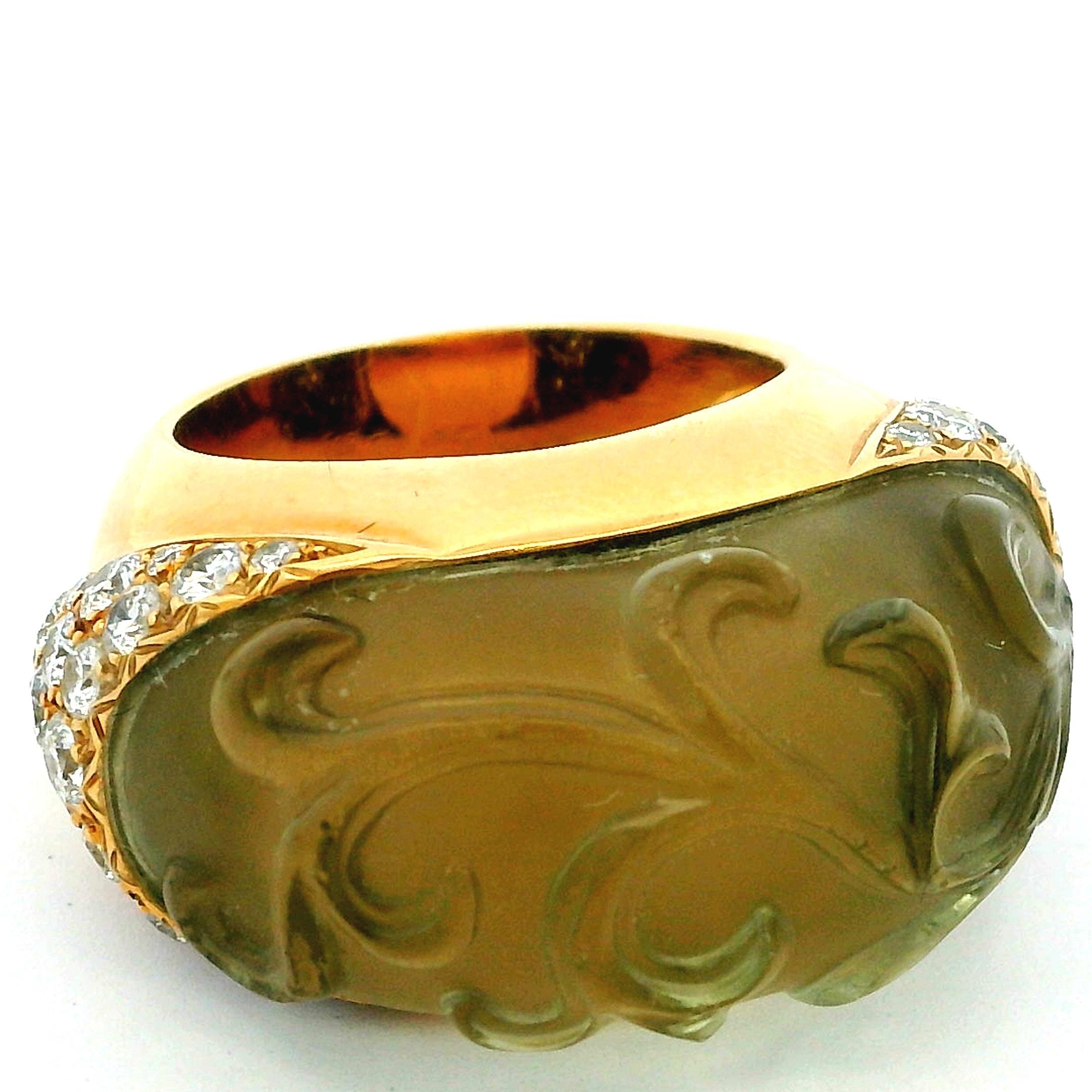Bague française en or jaune 18K avec péridot sculpté et diamants pavés, taille 6.5 en vente 3