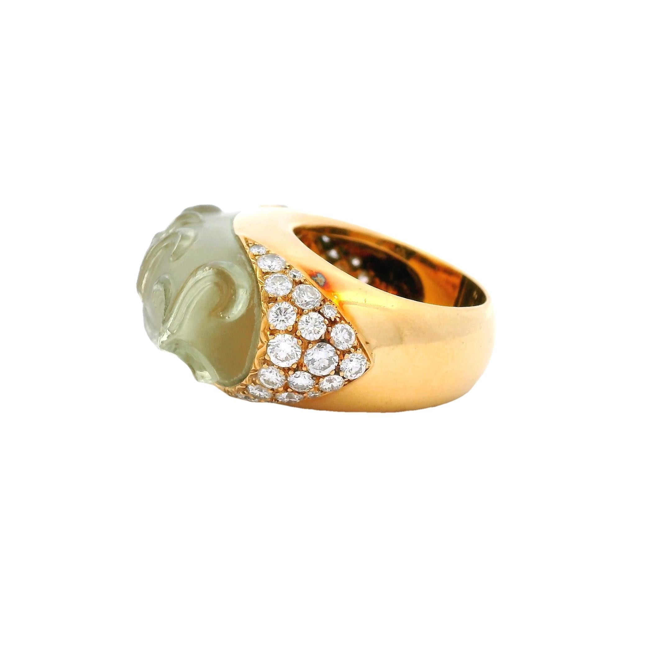 Este excepcional anillo de declaración francés es un asombroso ejemplo de fina artesanía y elegancia artística. Meticulosamente esculpido en reluciente oro amarillo de 18 quilates, el anillo se centra en un cabujón de peridoto ricamente matizado y