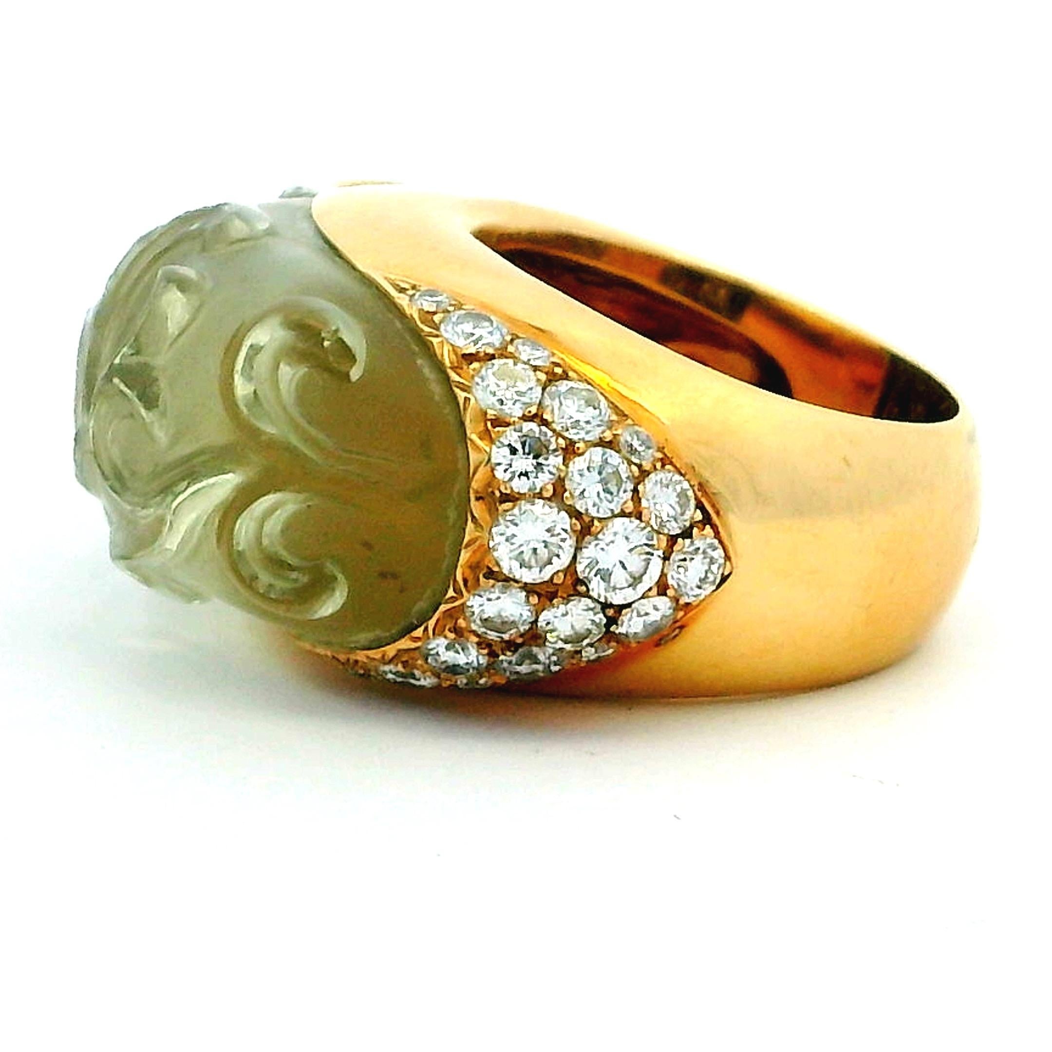 Bague française en or jaune 18K avec péridot sculpté et diamants pavés, taille 6.5 Unisexe en vente