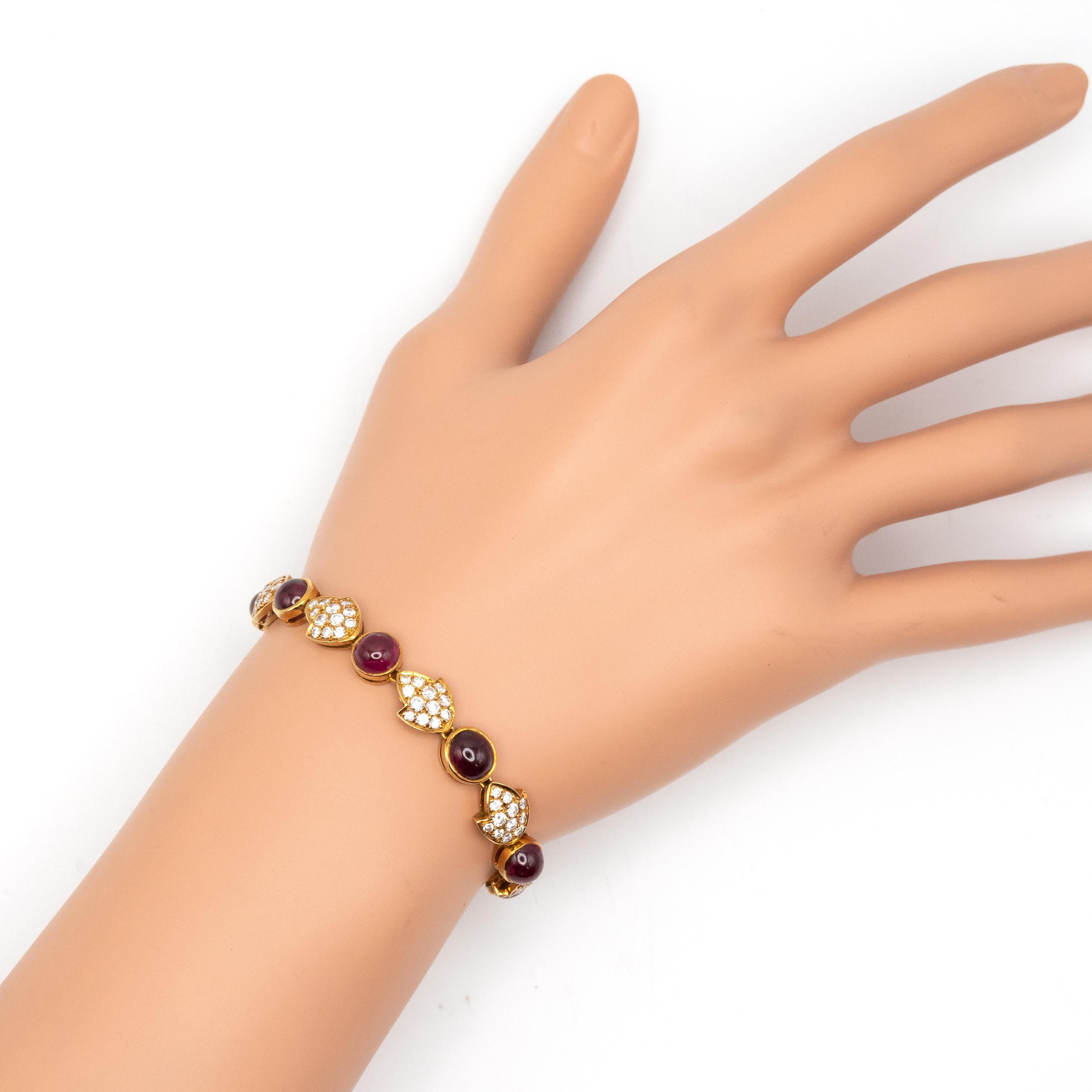 Moderne Bracelet français en or jaune 18K avec rubis et diamants en vente