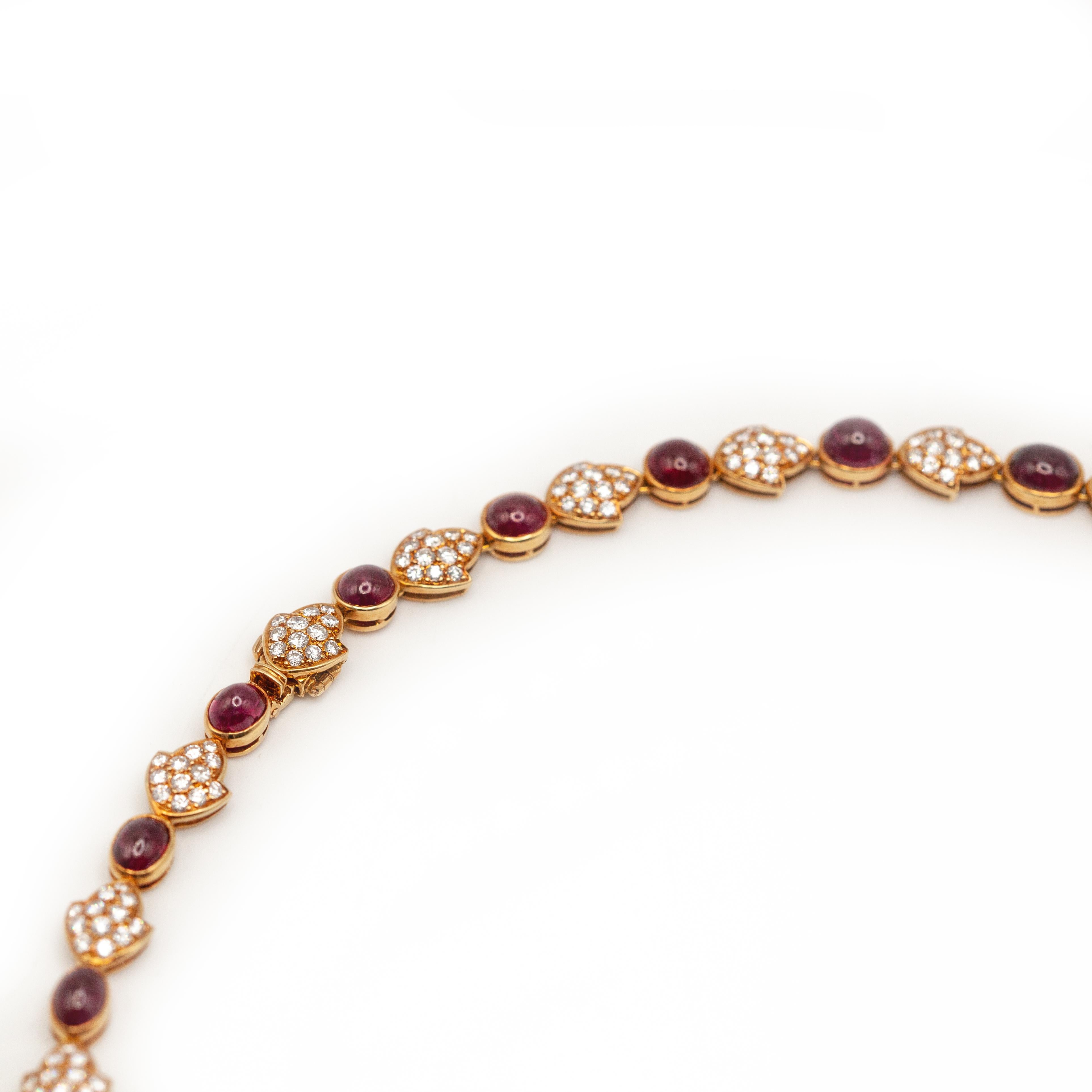 Taille cabochon Bracelet français en or jaune 18K avec rubis et diamants en vente