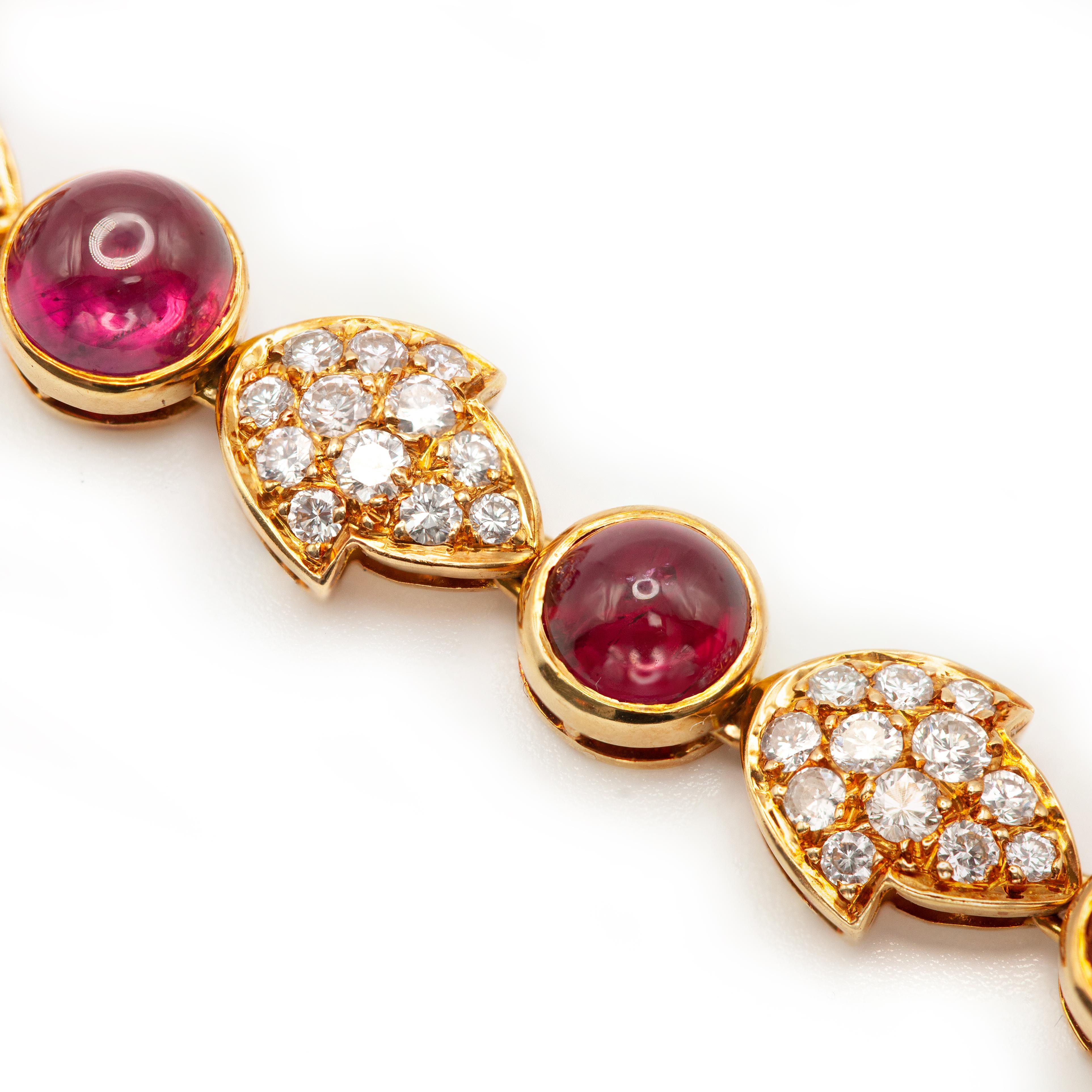 Bracelet français en or jaune 18K avec rubis et diamants Bon état - En vente à New York, NY