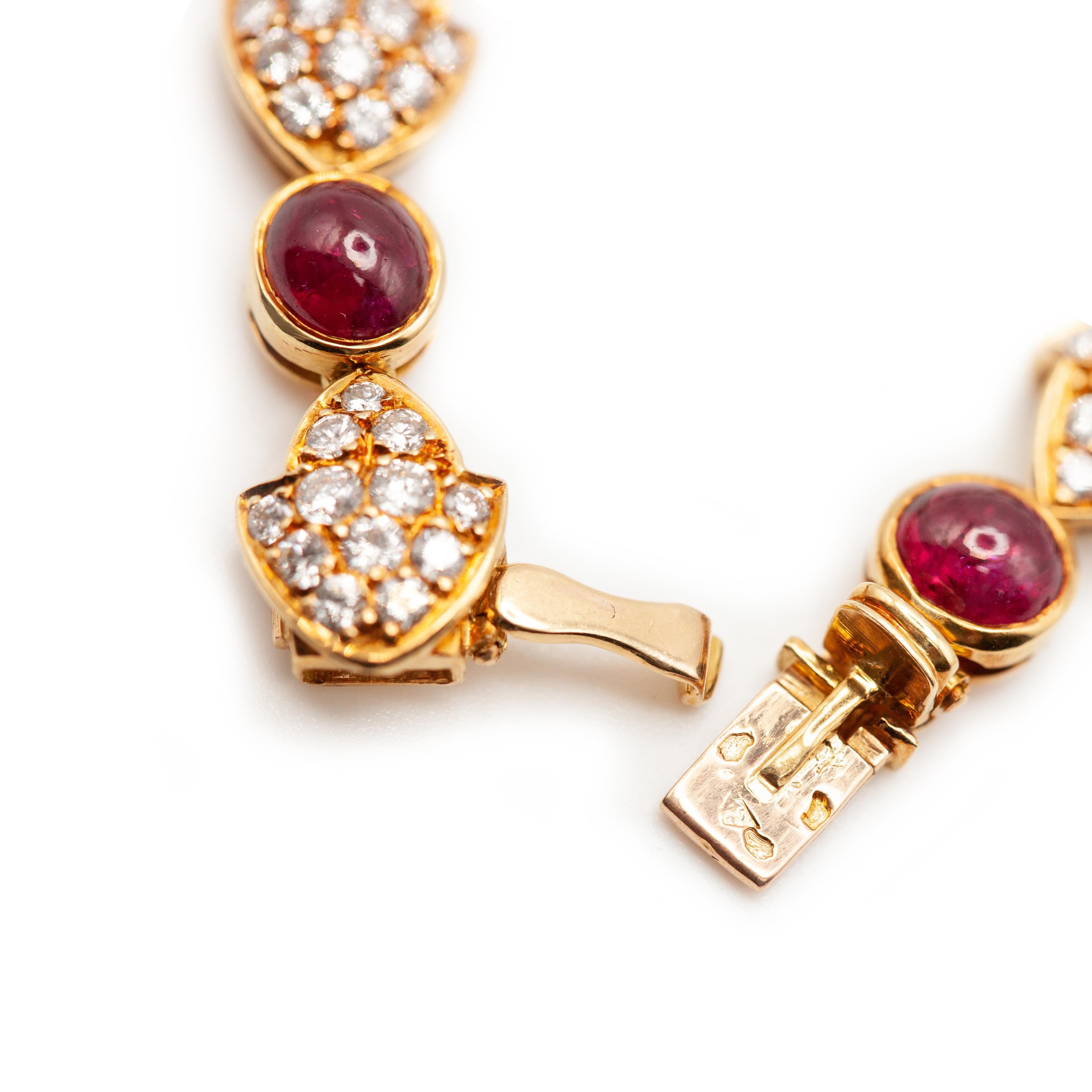 Bracelet français en or jaune 18K avec rubis et diamants en vente 1