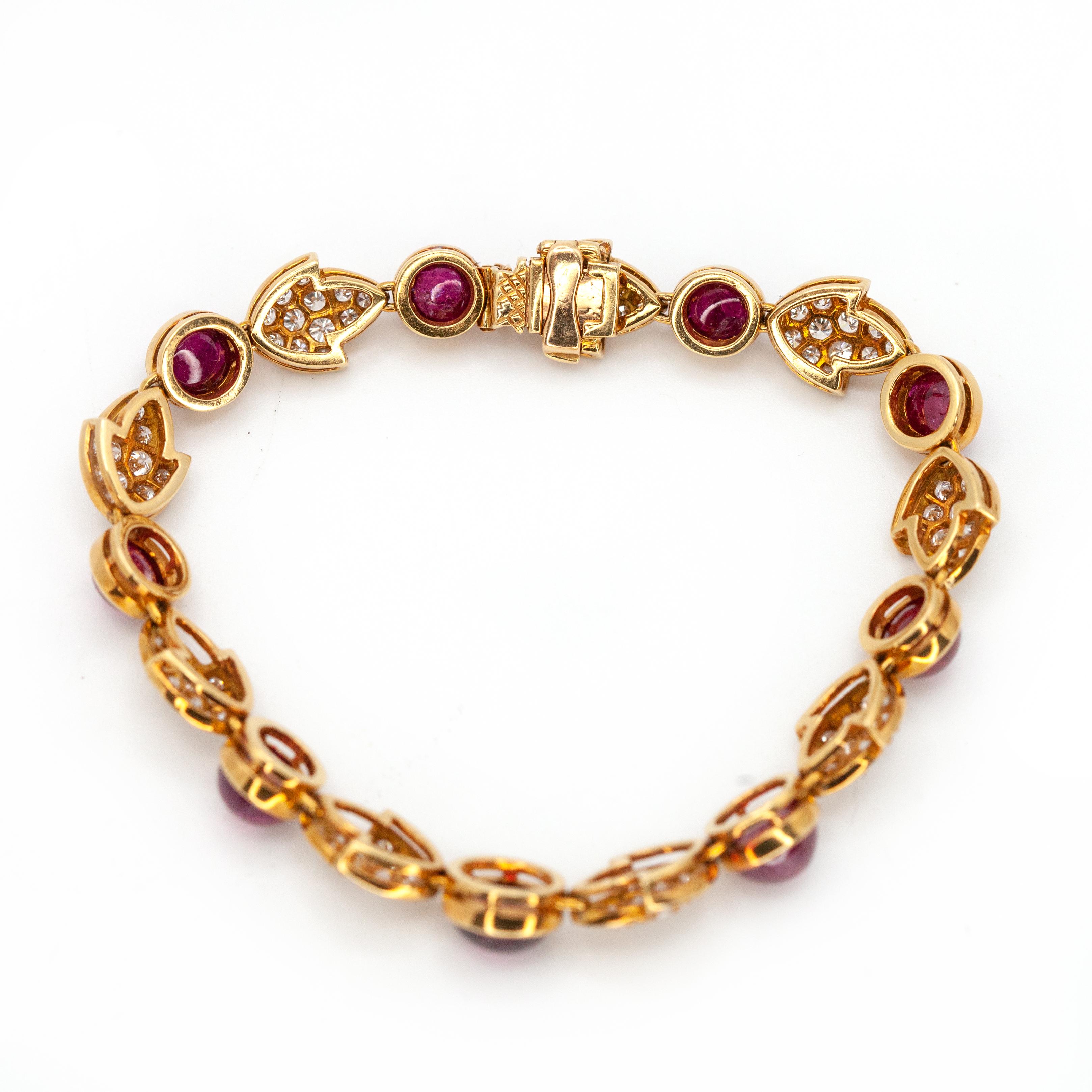 Bracelet français en or jaune 18K avec rubis et diamants en vente 3