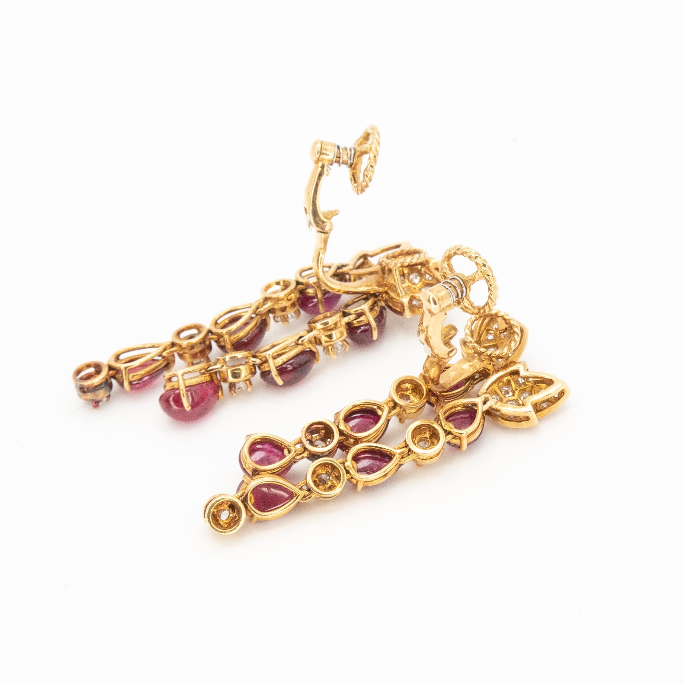 Boucles d'oreilles pendantes en or jaune 18K avec rubis et diamants en vente 4