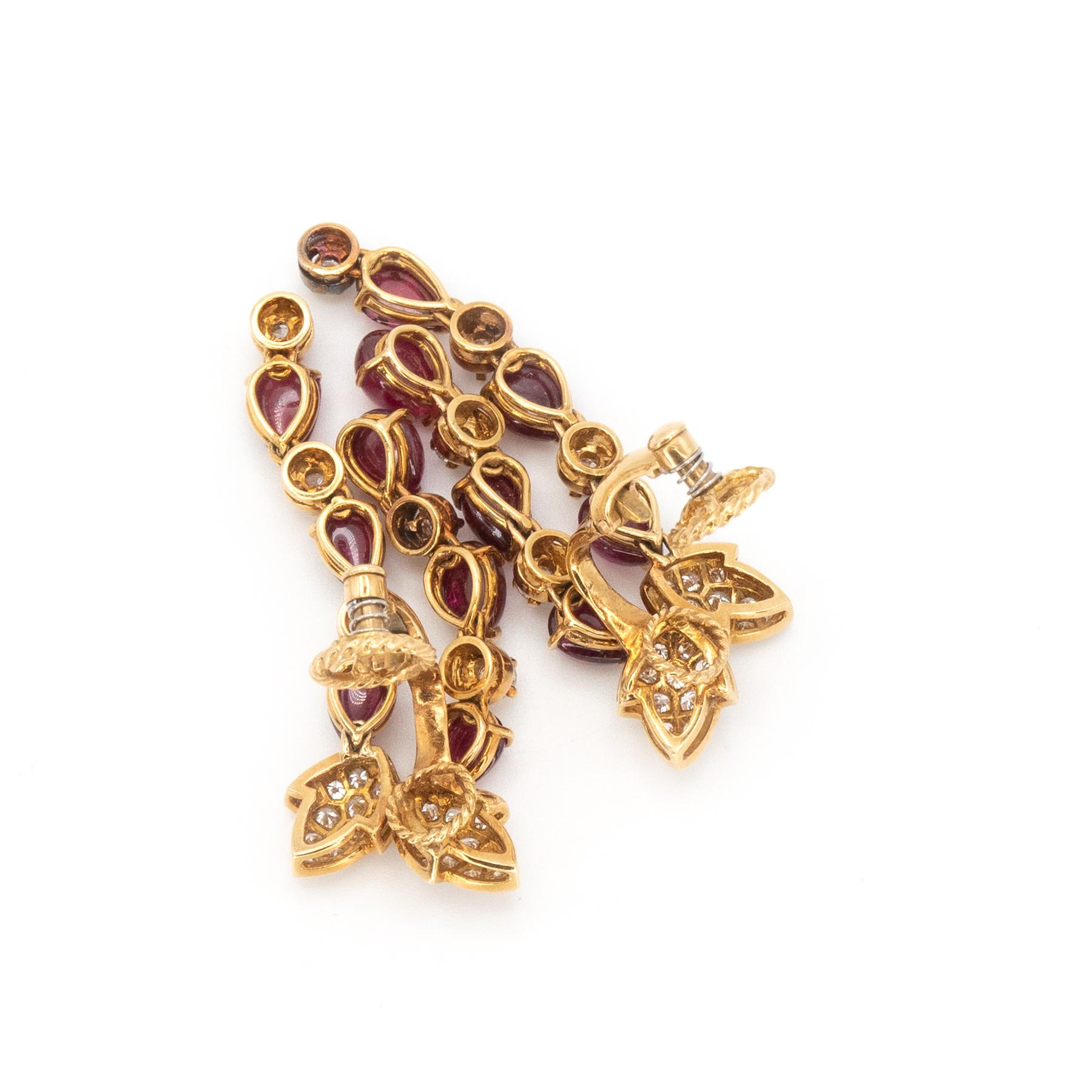 Boucles d'oreilles pendantes en or jaune 18K avec rubis et diamants en vente 5