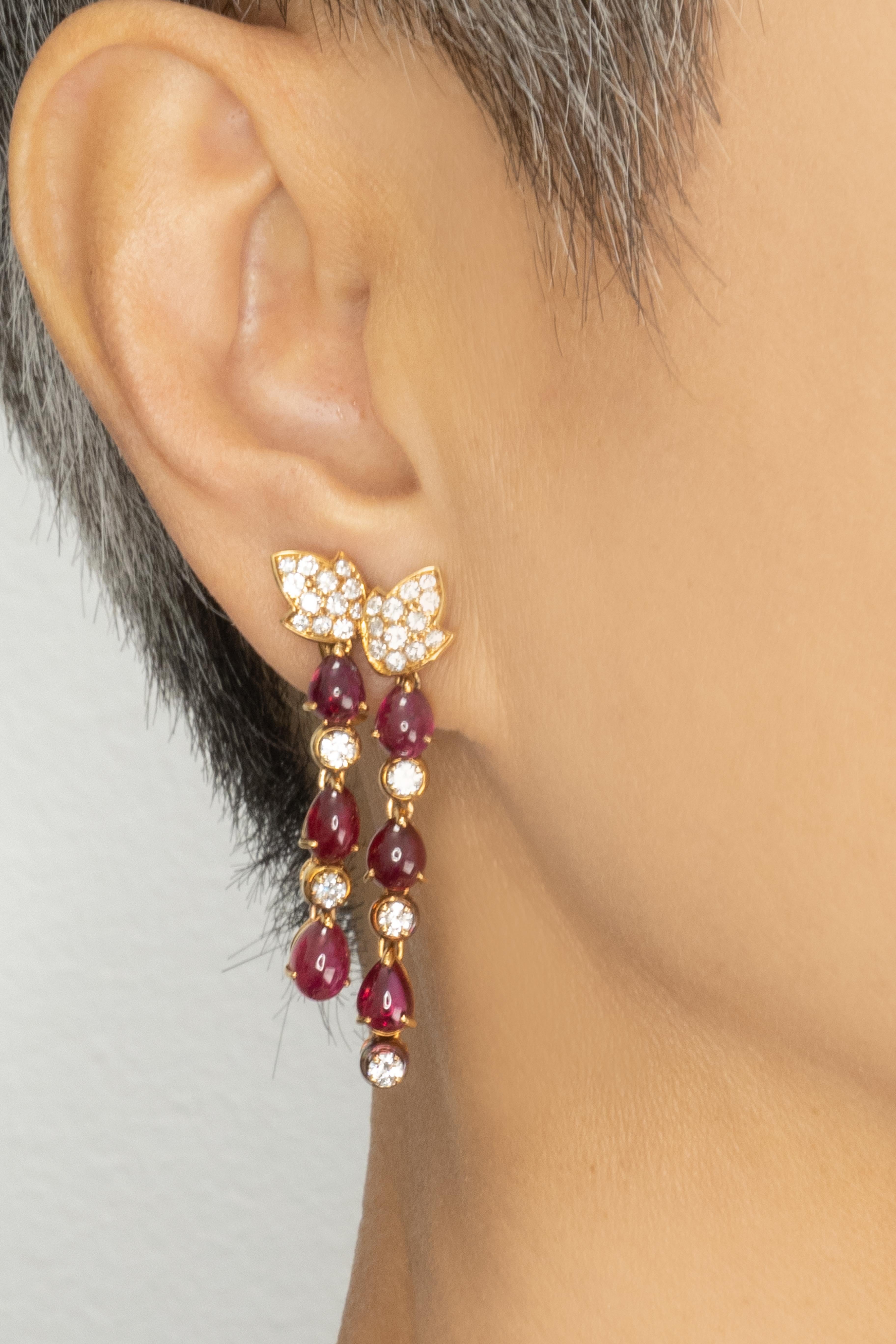 Moderne Boucles d'oreilles pendantes en or jaune 18K avec rubis et diamants en vente