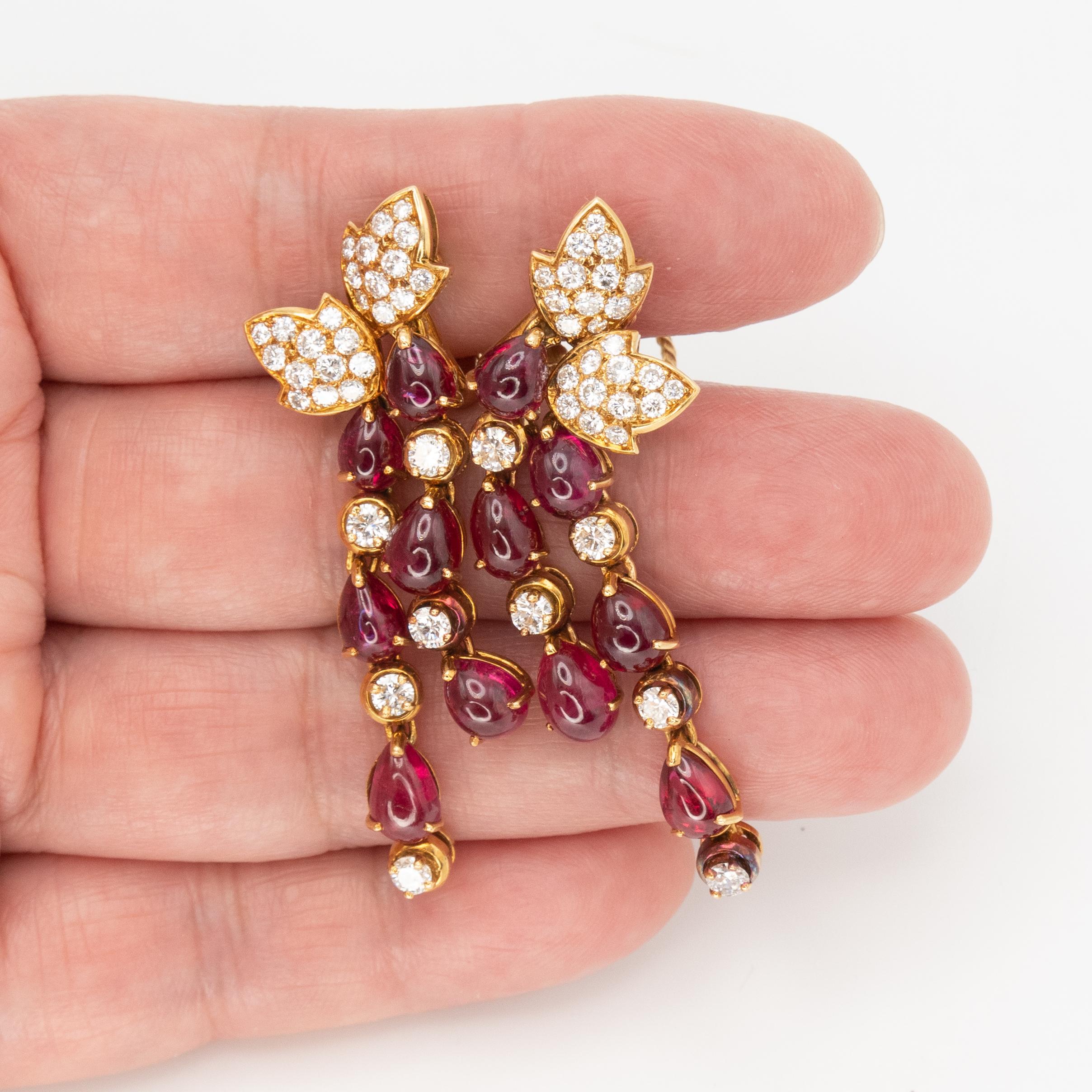 Taille brillant Boucles d'oreilles pendantes en or jaune 18K avec rubis et diamants en vente