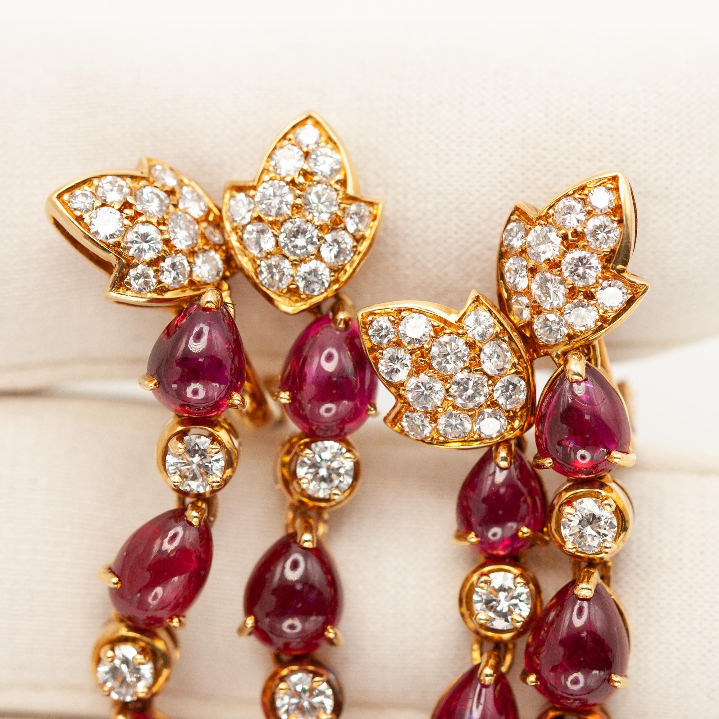 Boucles d'oreilles pendantes en or jaune 18K avec rubis et diamants Excellent état - En vente à New York, NY