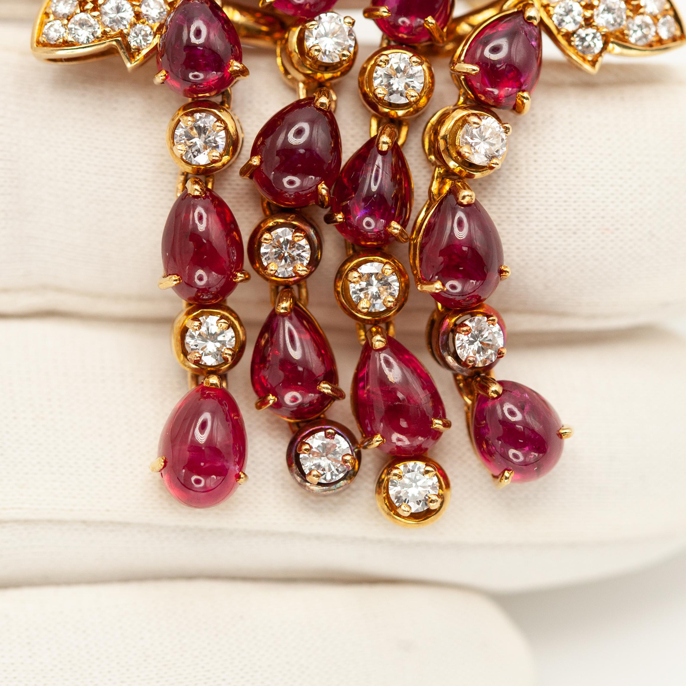 Boucles d'oreilles pendantes en or jaune 18K avec rubis et diamants Unisexe en vente