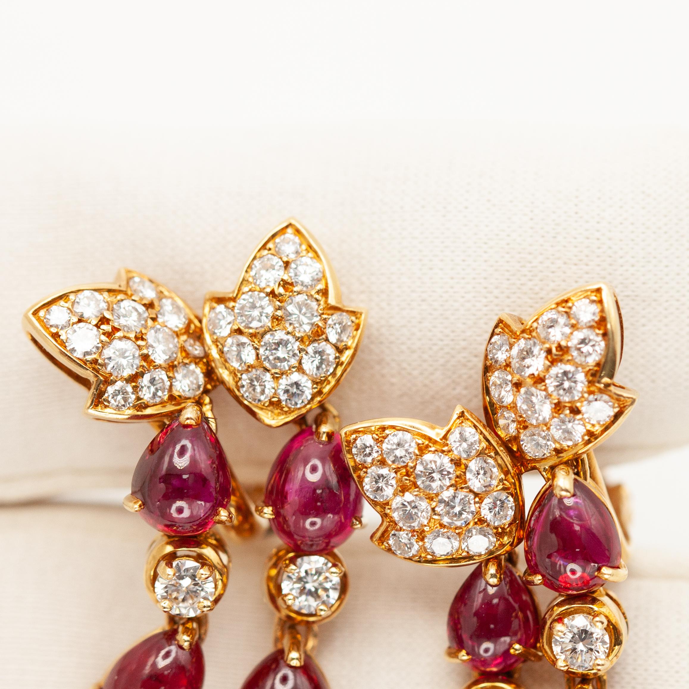 Boucles d'oreilles pendantes en or jaune 18K avec rubis et diamants en vente 1