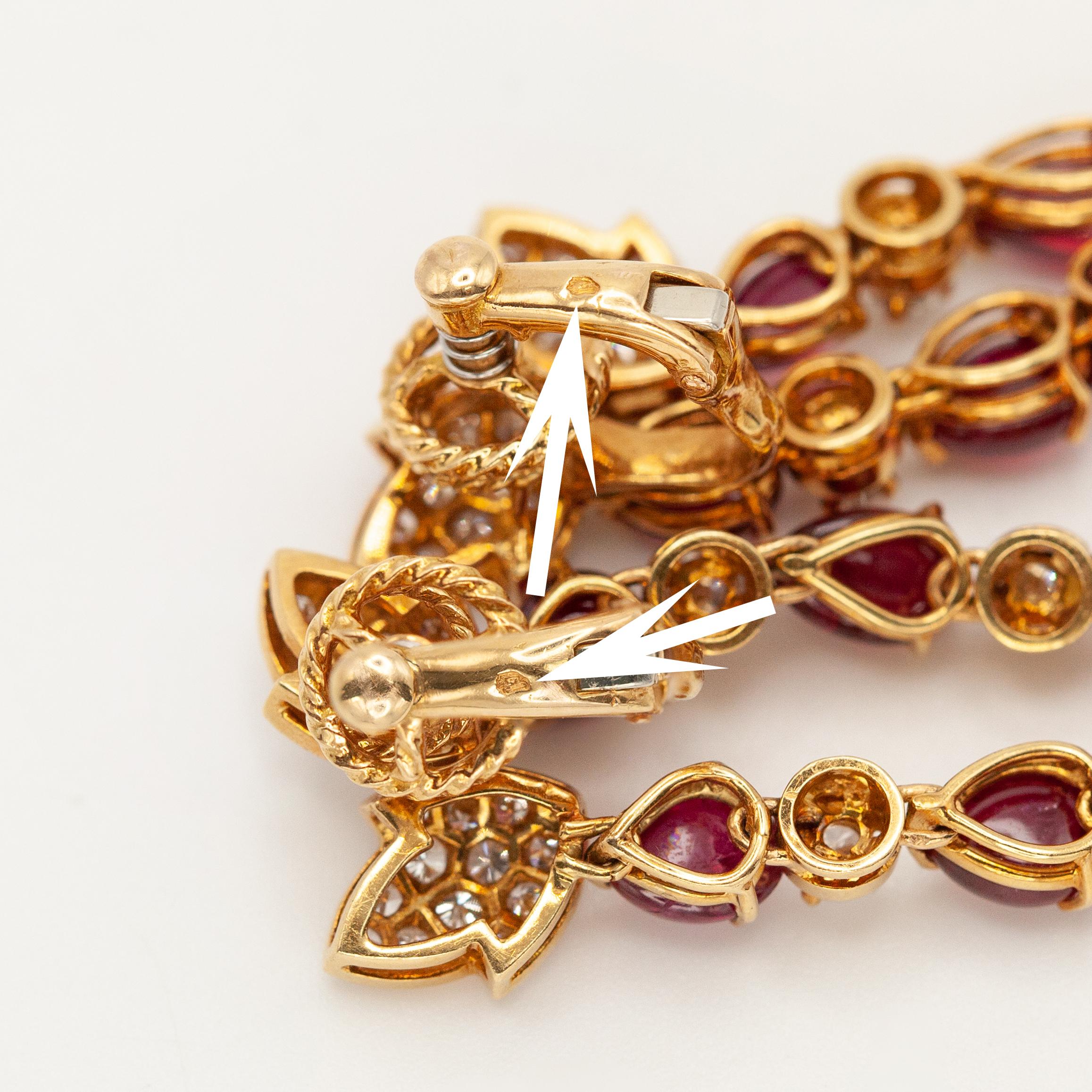 Boucles d'oreilles pendantes en or jaune 18K avec rubis et diamants en vente 2