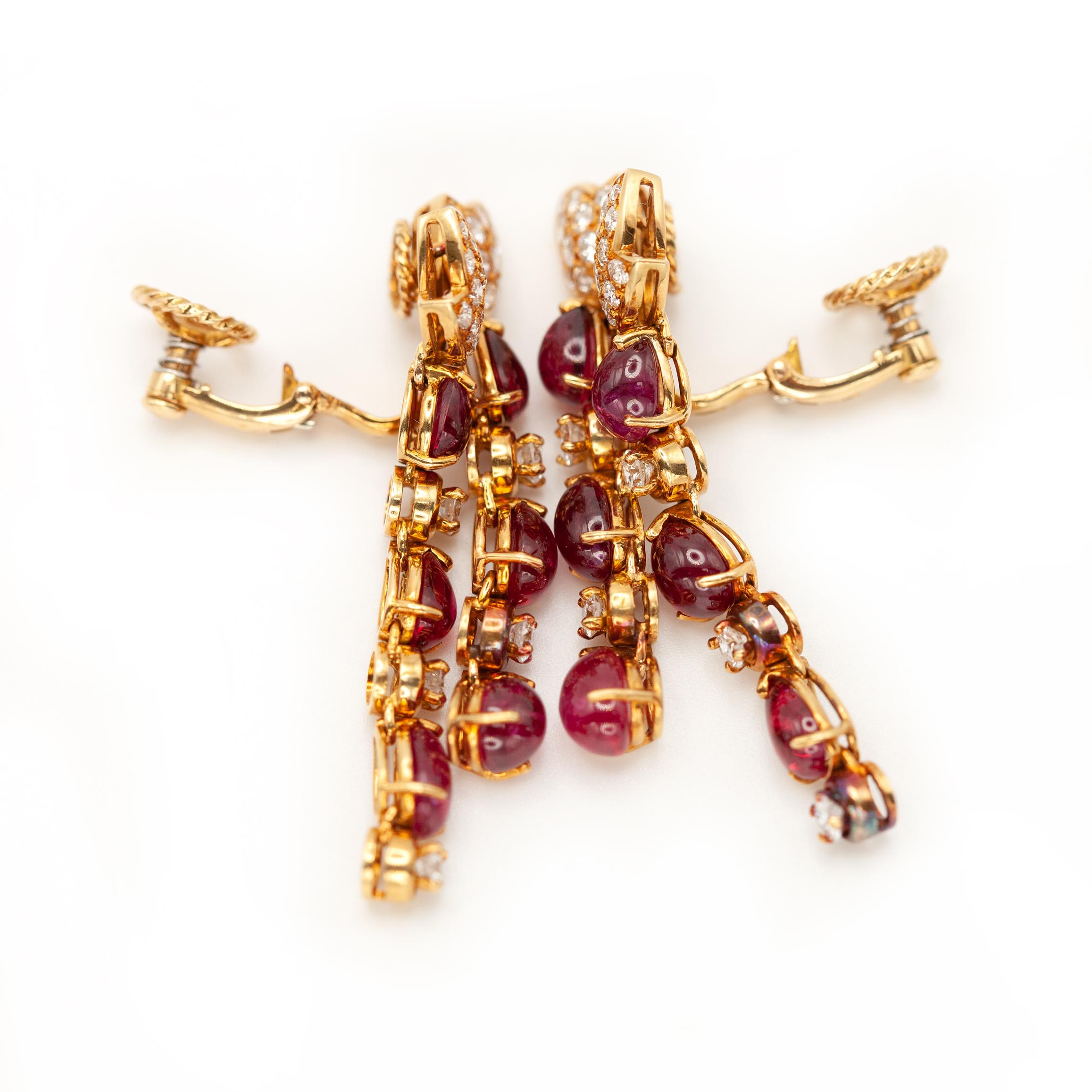 Boucles d'oreilles pendantes en or jaune 18K avec rubis et diamants en vente 3
