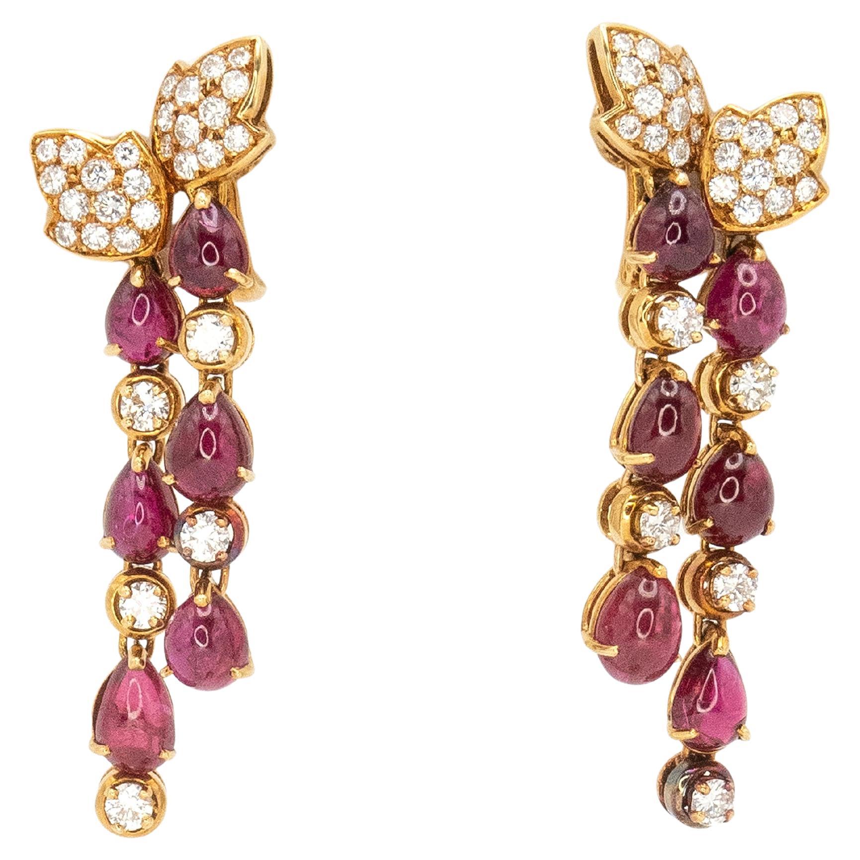 Boucles d'oreilles pendantes en or jaune 18K avec rubis et diamants en vente