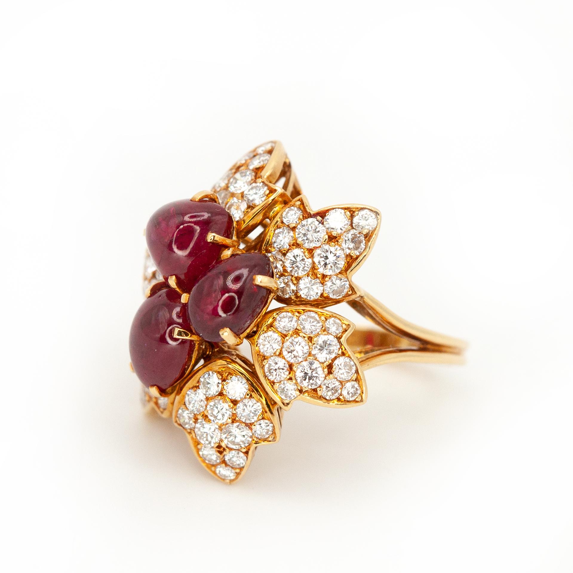Moderne Bague française en or jaune 18K avec rubis et diamants en vente