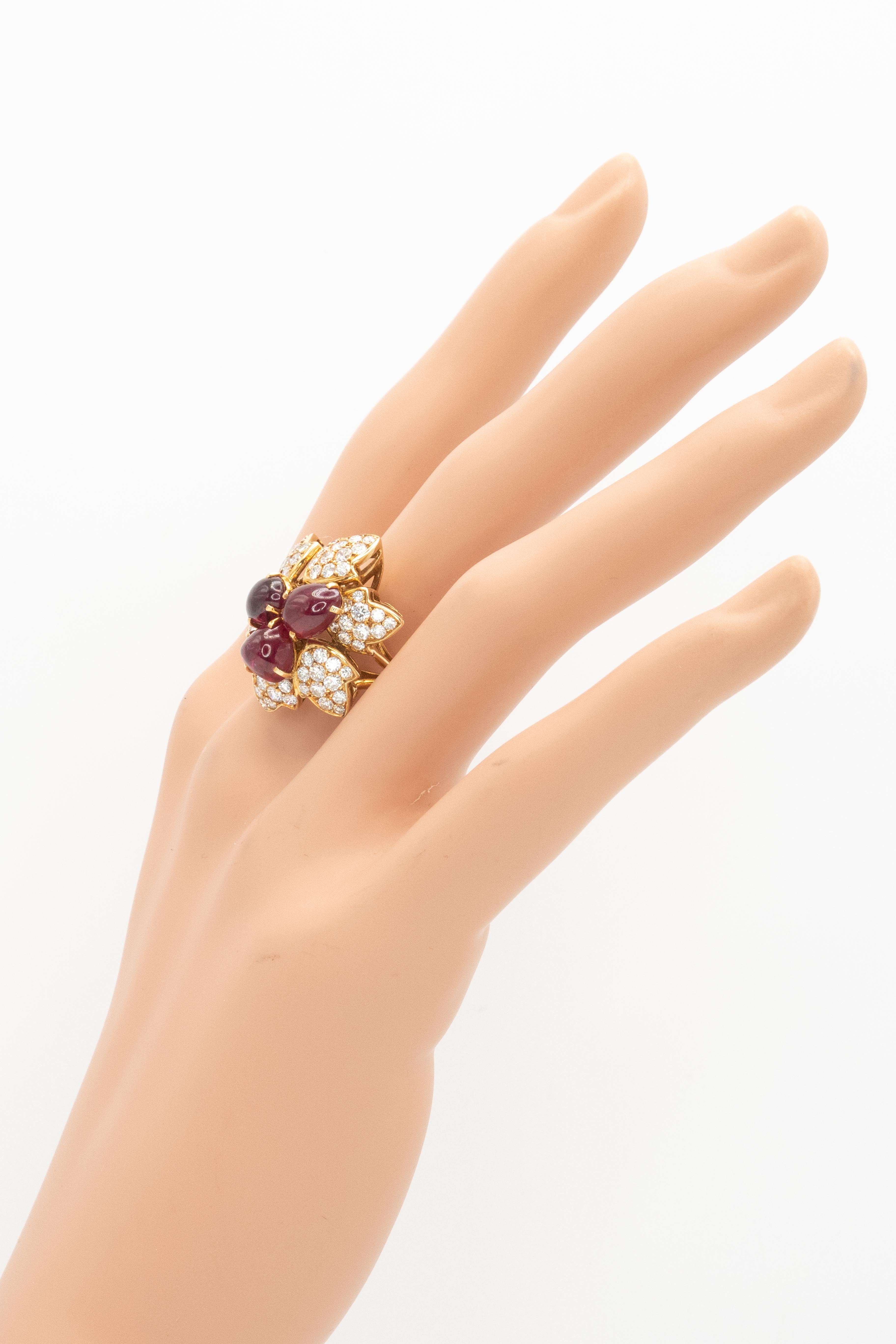 Taille brillant Bague française en or jaune 18K avec rubis et diamants en vente
