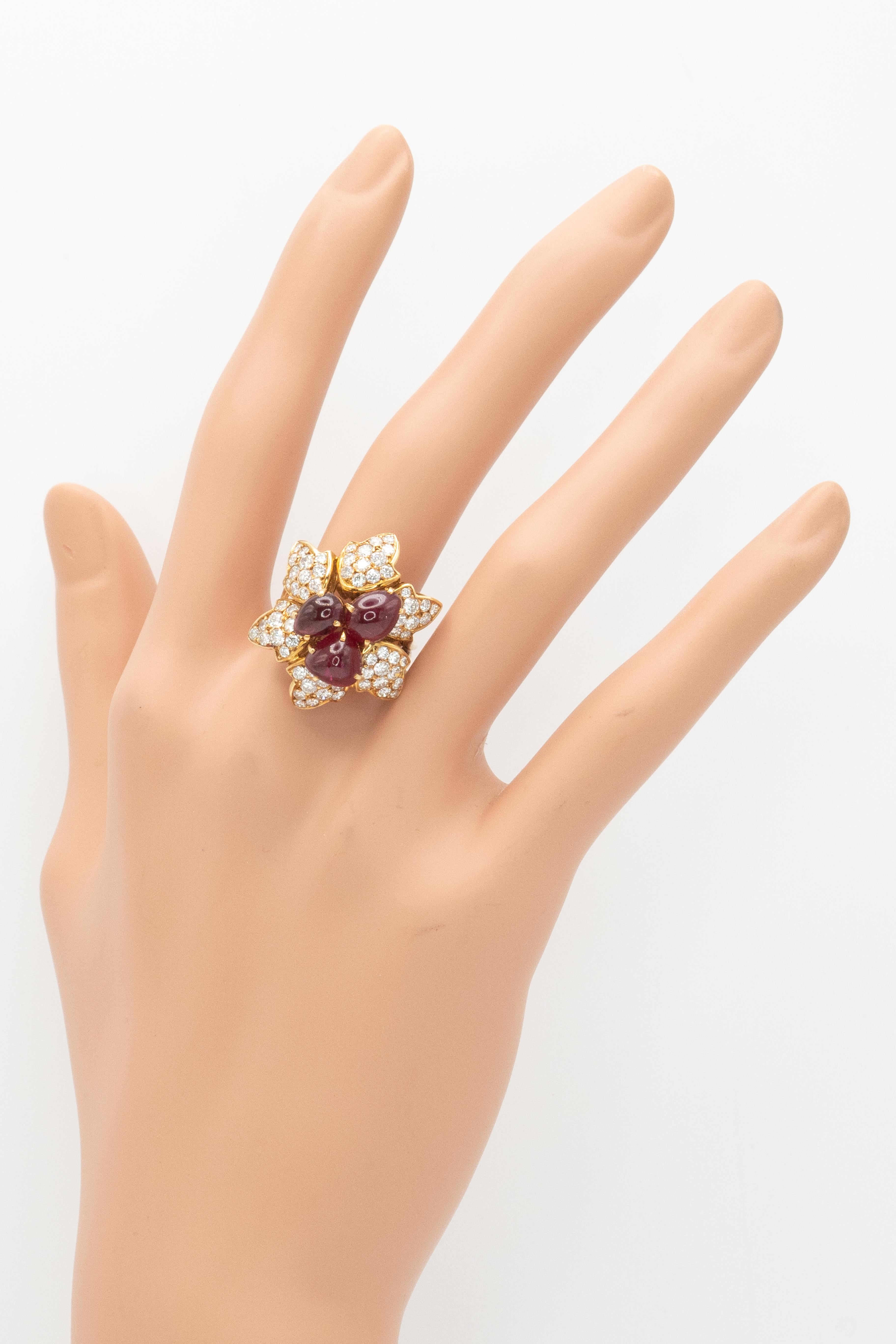Bague française en or jaune 18K avec rubis et diamants Unisexe en vente