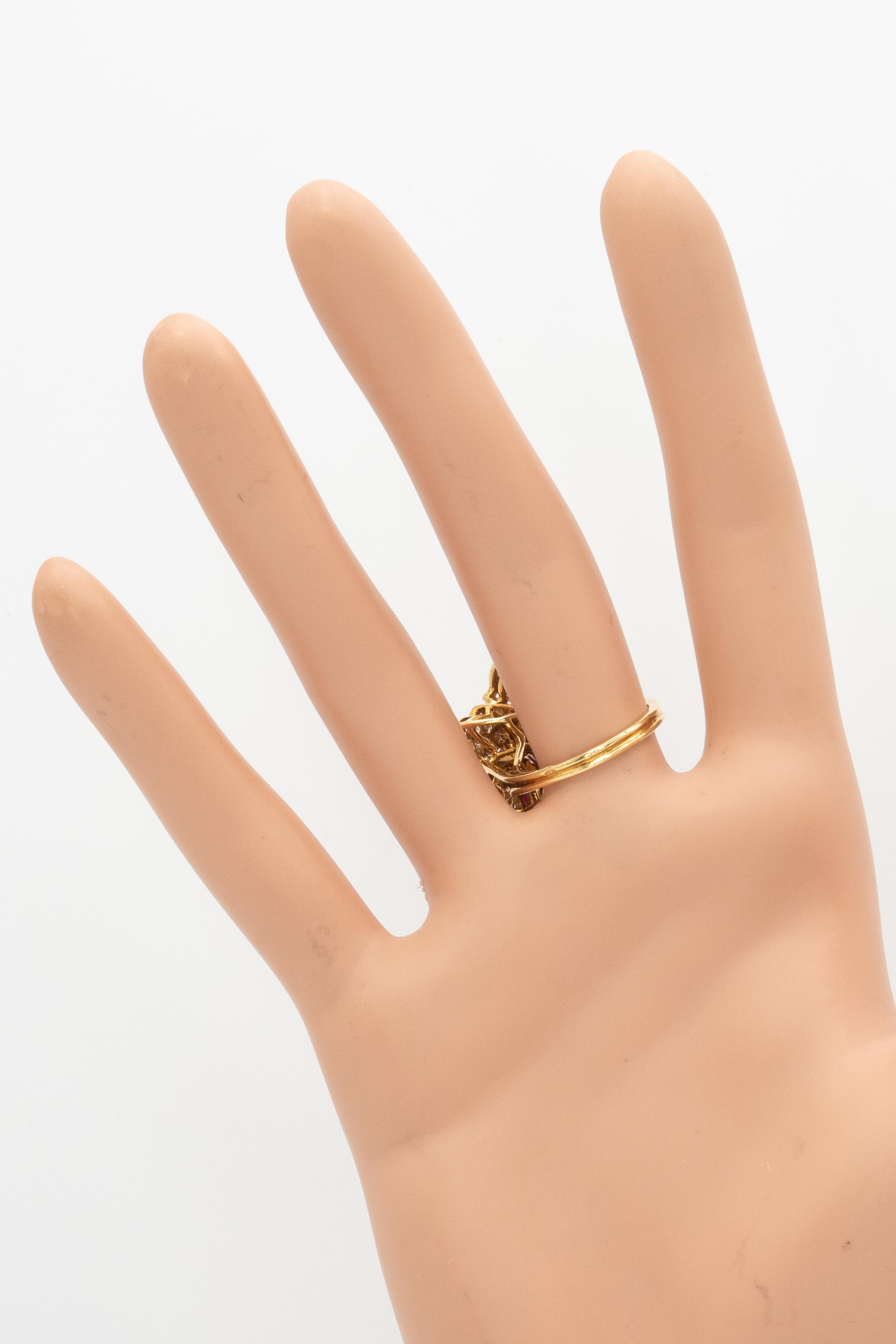 Bague française en or jaune 18K avec rubis et diamants en vente 2