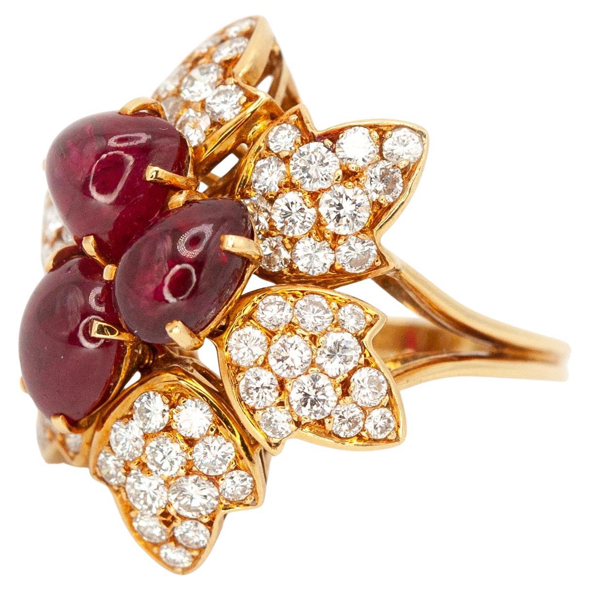 Bague française en or jaune 18K avec rubis et diamants en vente