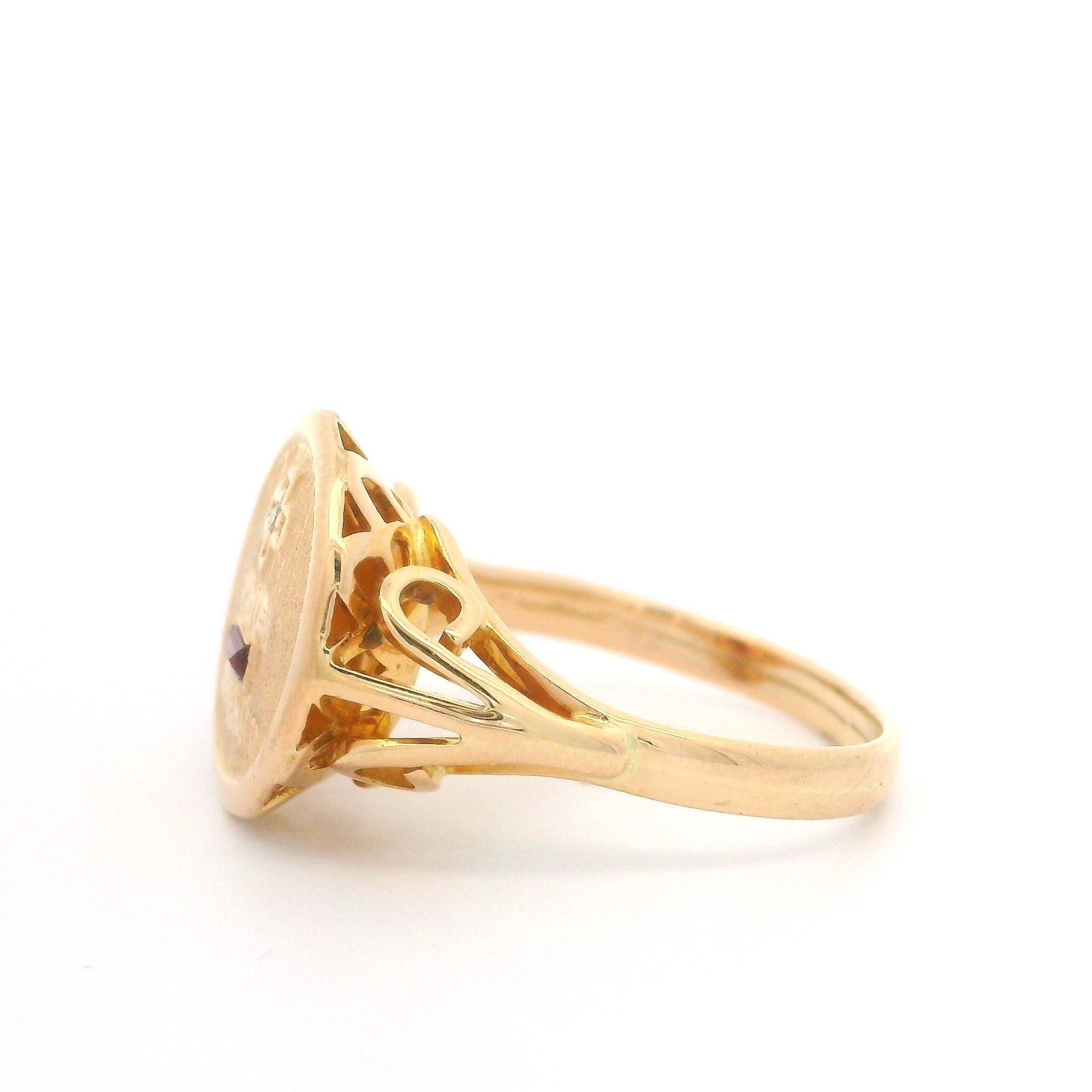 Anillo Francés de Oro Amarillo de 18k con Rubí y Diamante Redondo de la Señal del Amor en Bueno Estado en Montclair, NJ