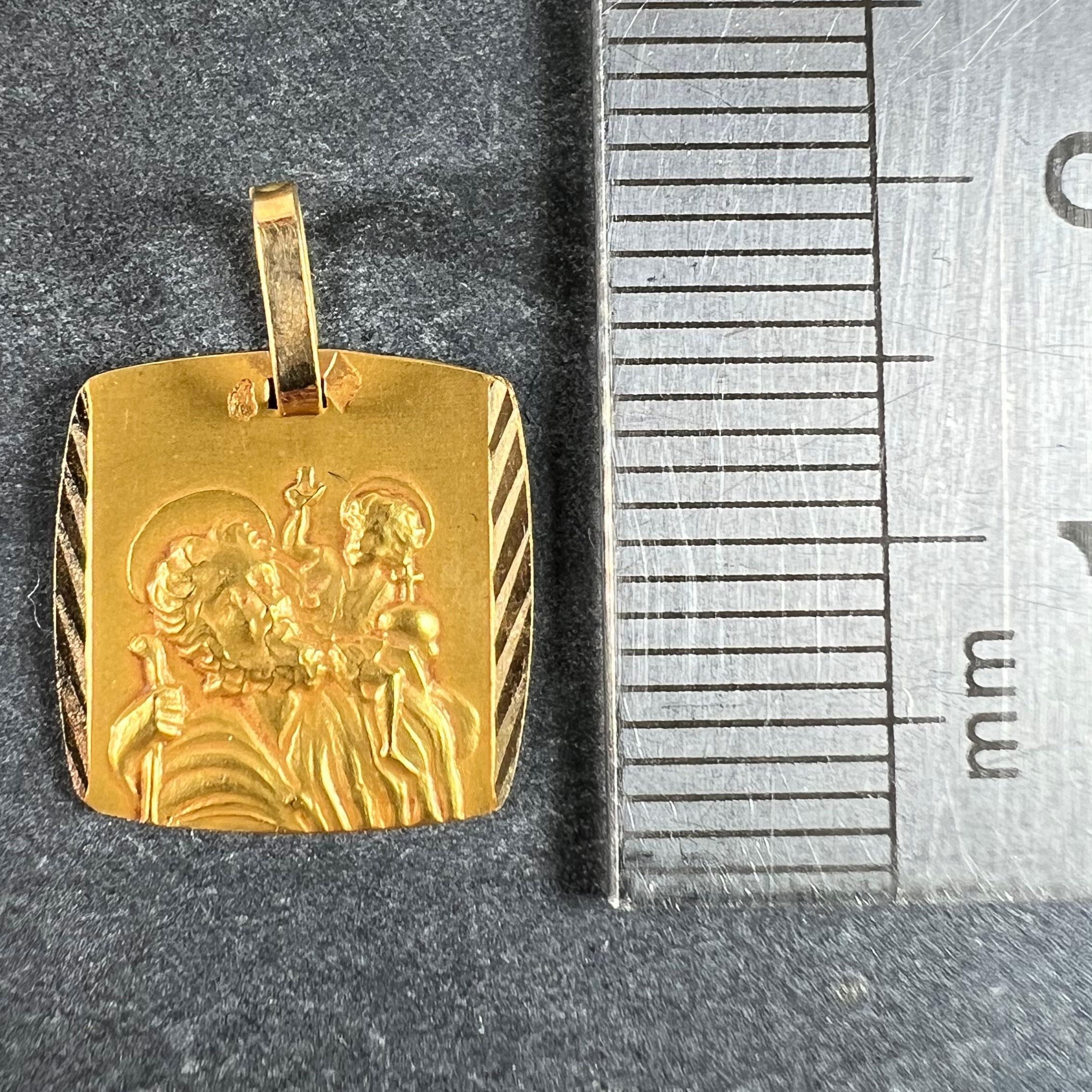 Pendentif en or jaune 18K avec breloque religieuse Saint-Christophe French en vente 5