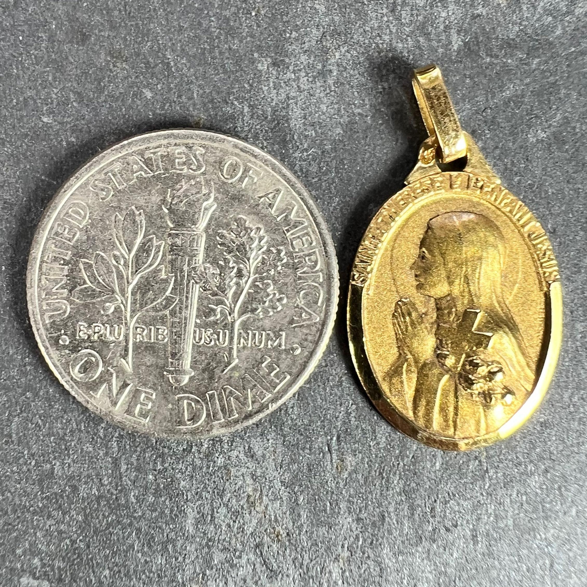 Colgante francés de oro amarillo de 18 quilates con medalla de Santa Teresa en venta 6