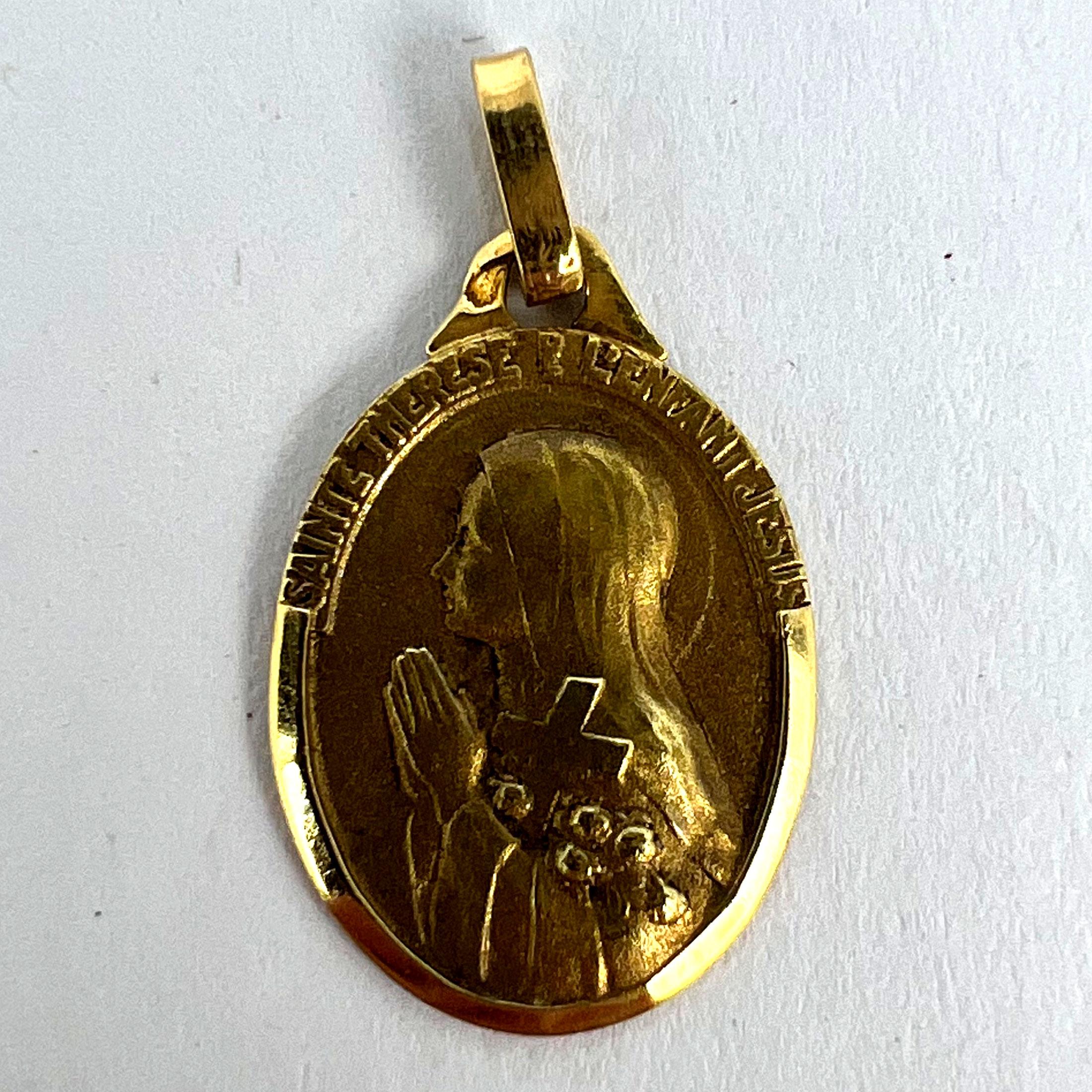 Colgante francés de oro amarillo de 18 quilates con medalla de Santa Teresa en venta 7