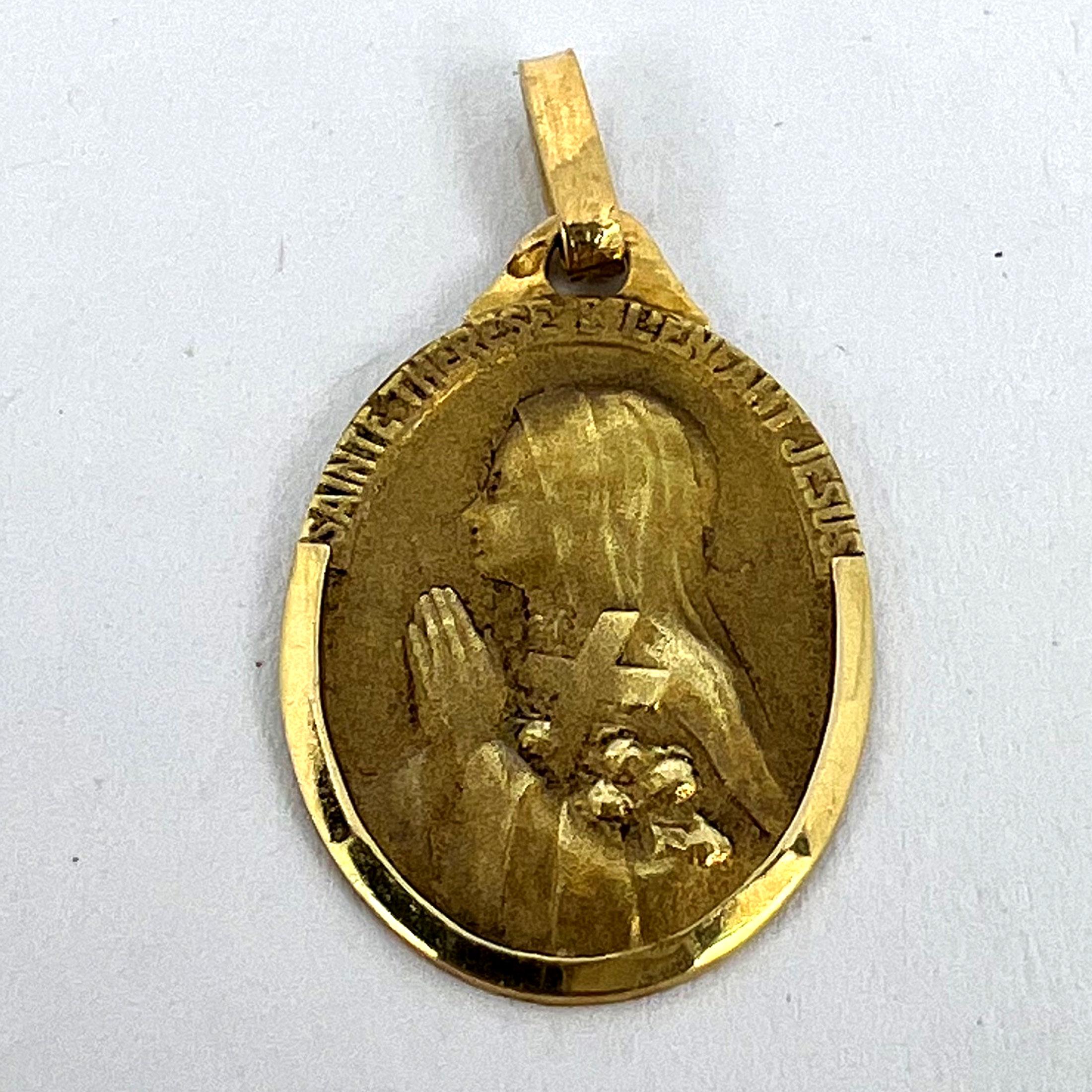 Colgante francés de oro amarillo de 18 quilates con medalla de Santa Teresa en venta 8