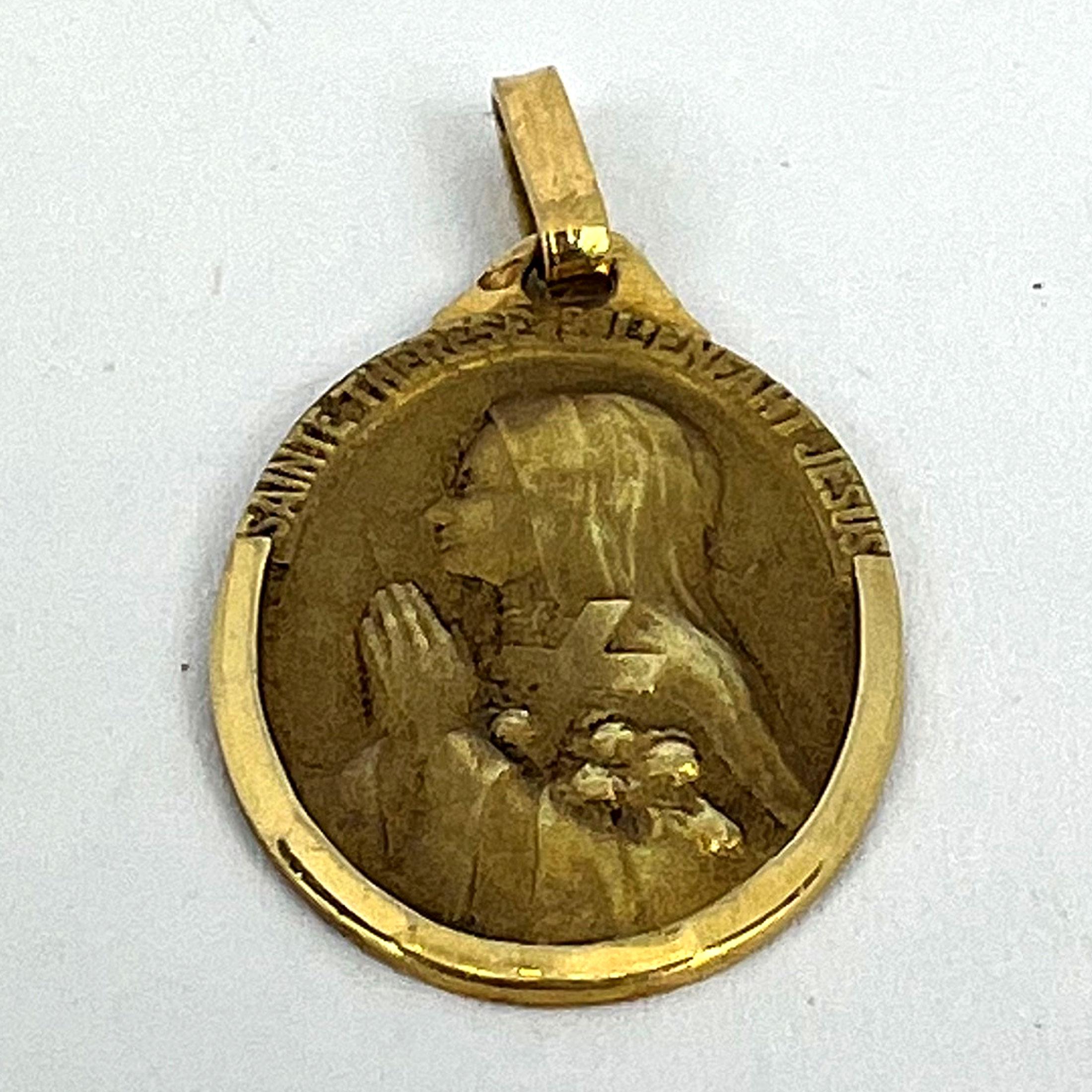 Colgante francés de oro amarillo de 18 quilates con medalla de Santa Teresa en venta 9