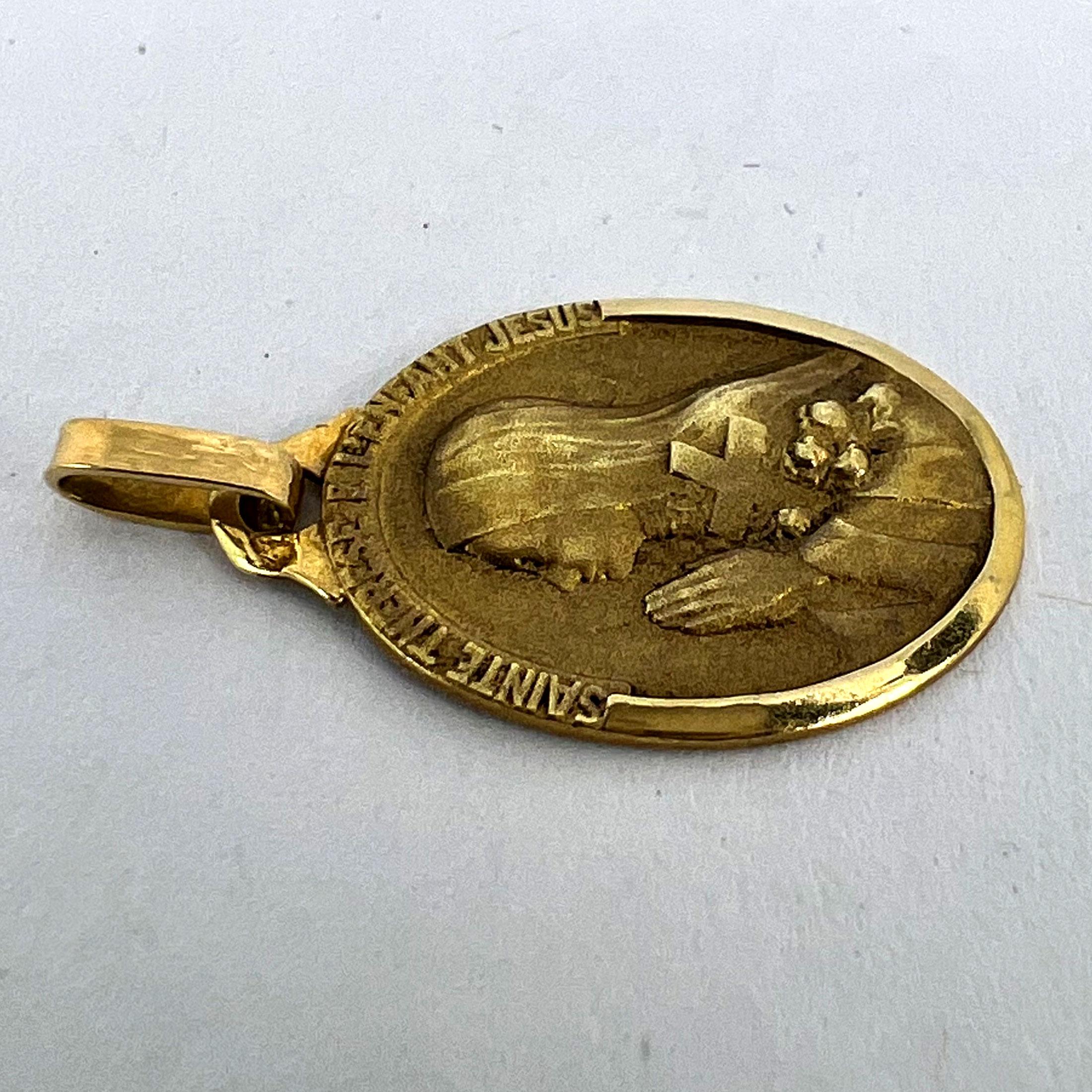 Colgante francés de oro amarillo de 18 quilates con medalla de Santa Teresa en venta 10